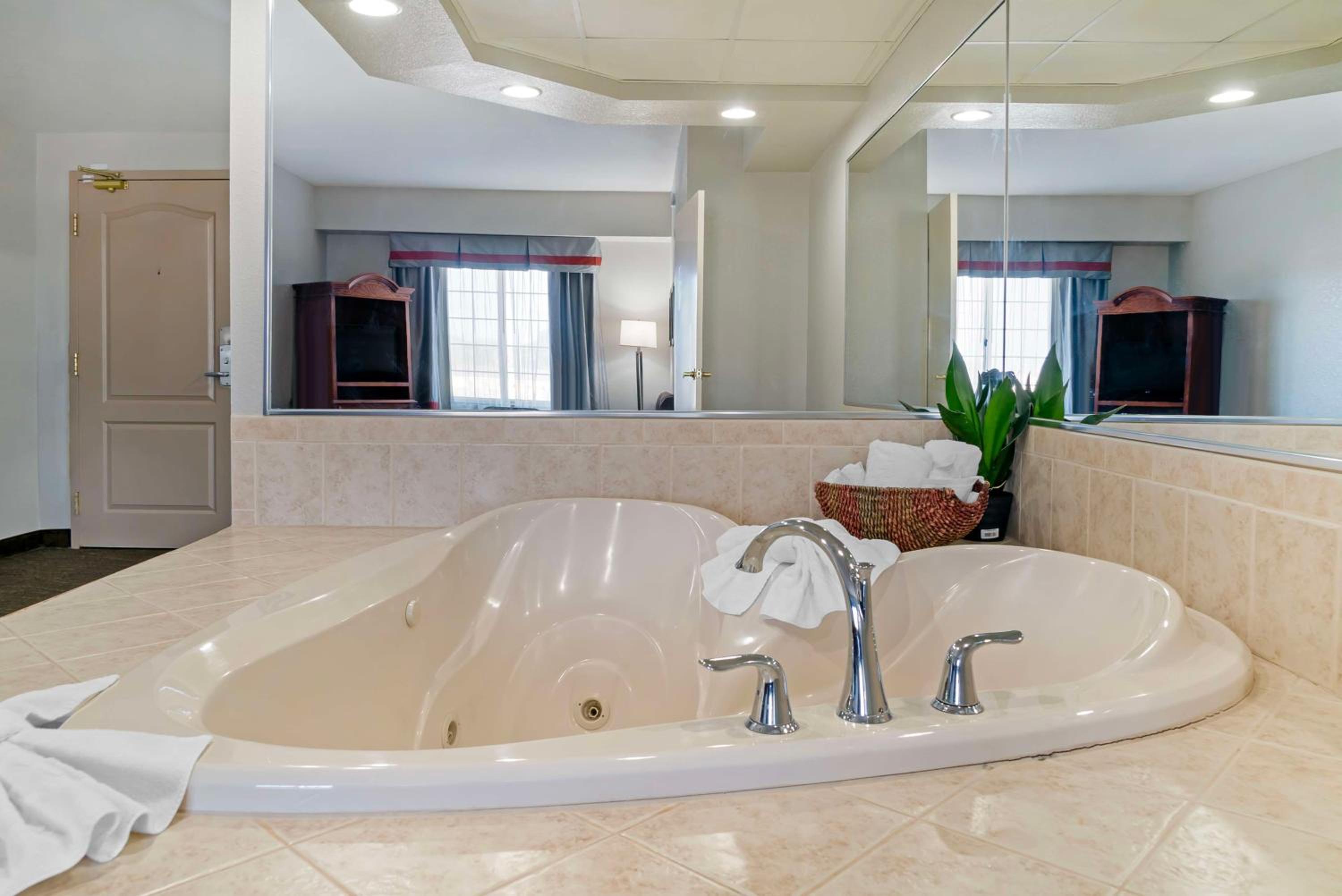 King Suite with Spa Bath - Non-Smoking - Photo 4