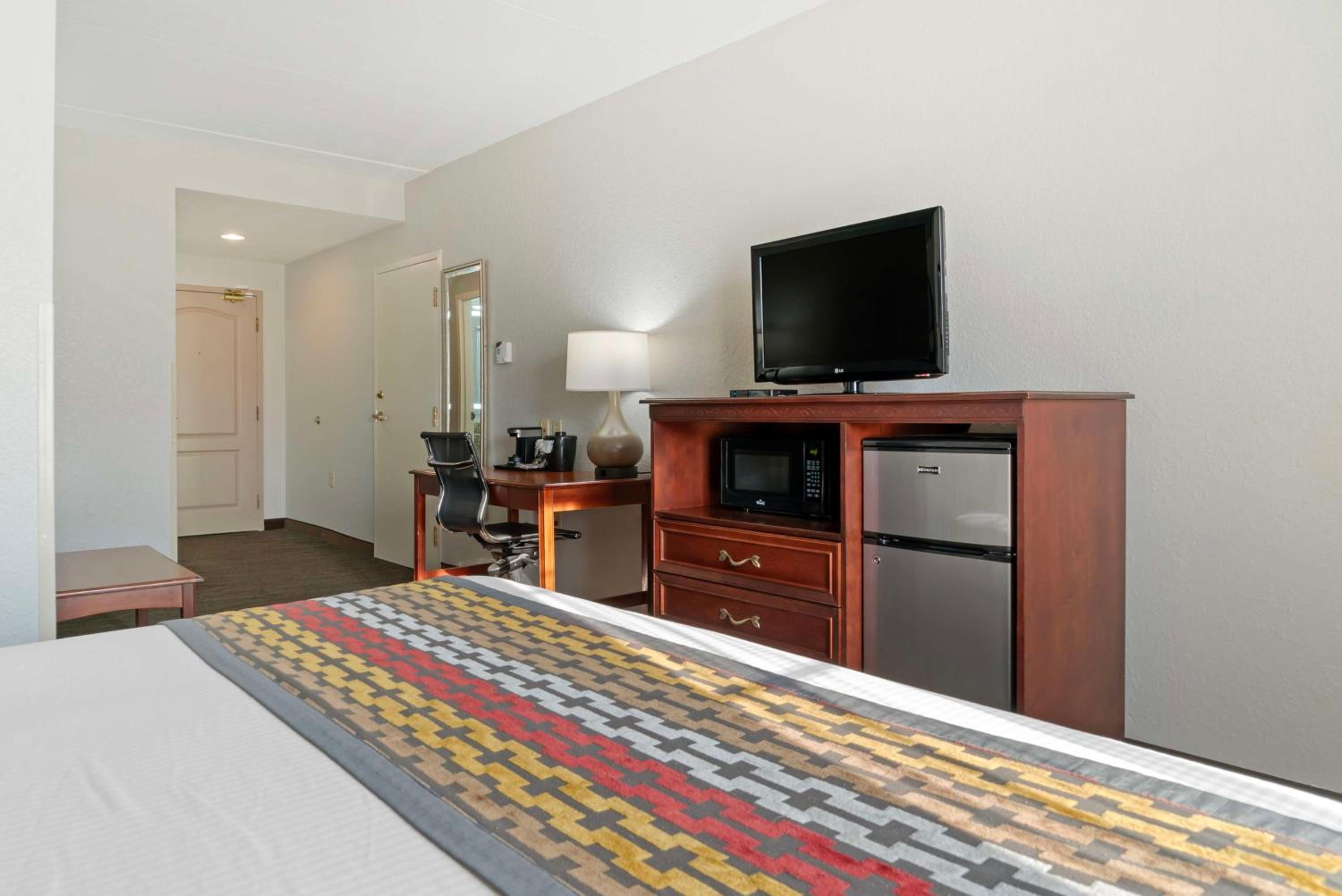 King Room with Sofa Bed - Non-Smoking - Photo 2