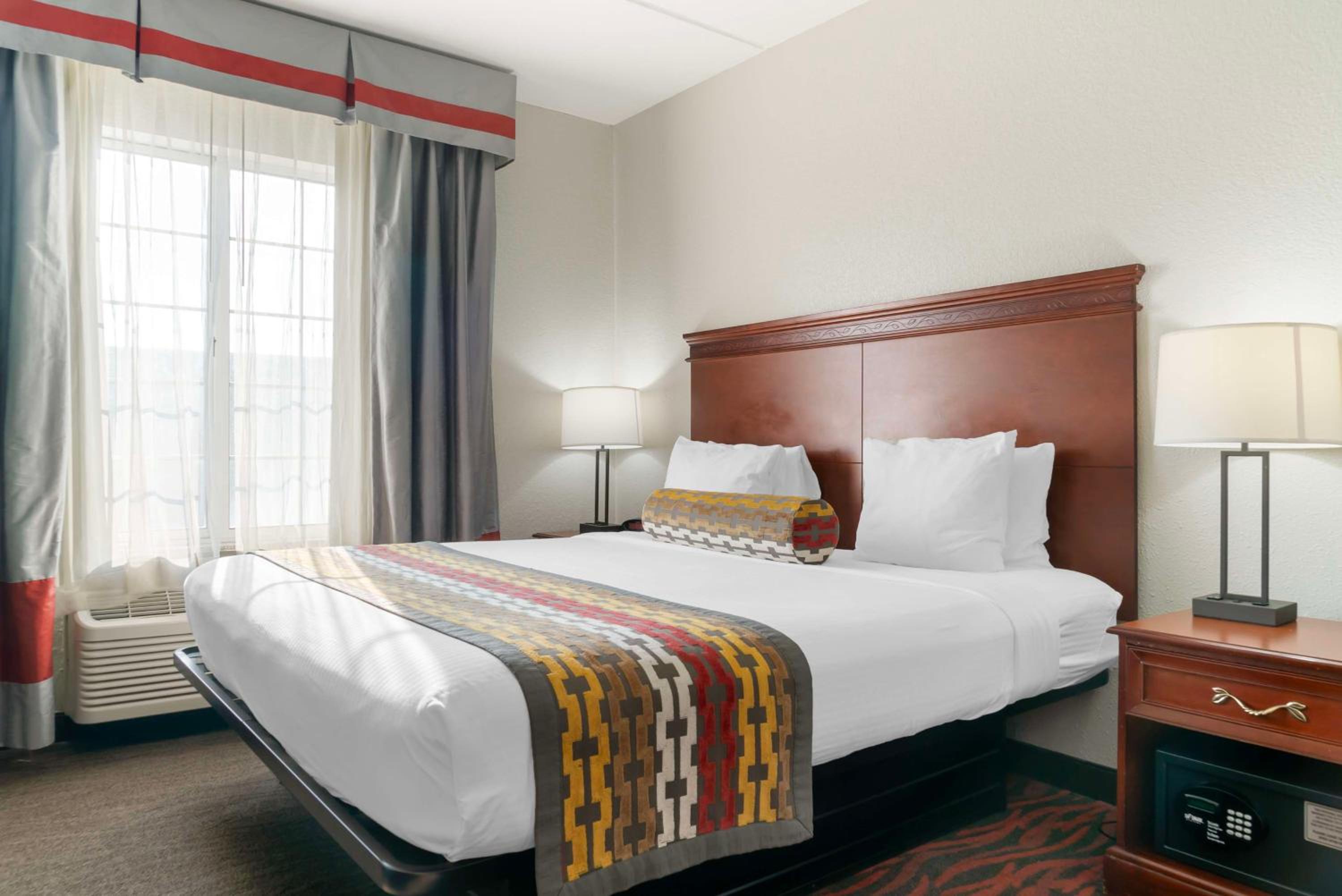King Room with Sofa Bed - Non-Smoking - Photo 3