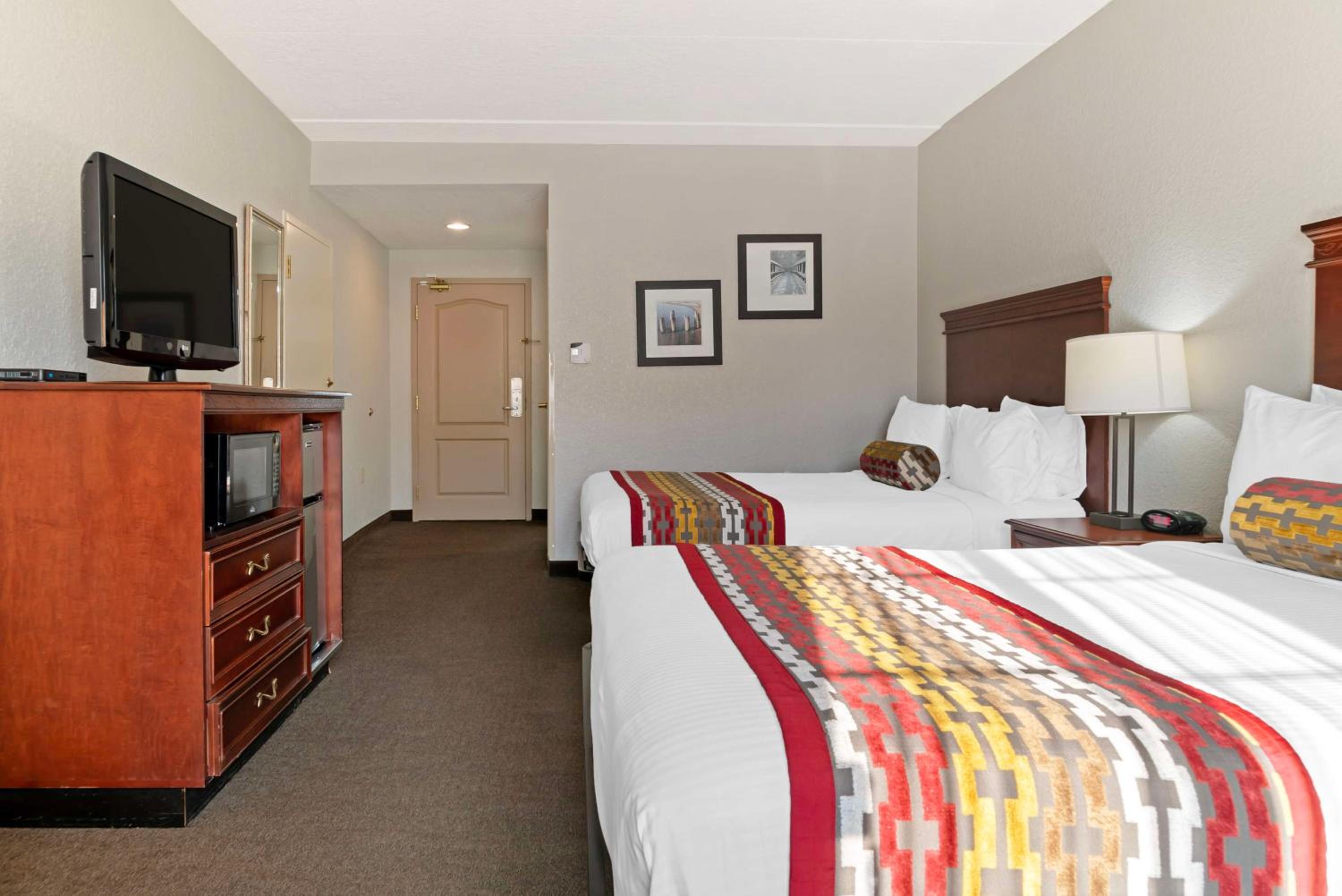 Queen Room with Two Queen Beds - Non-Smoking - Photo 4