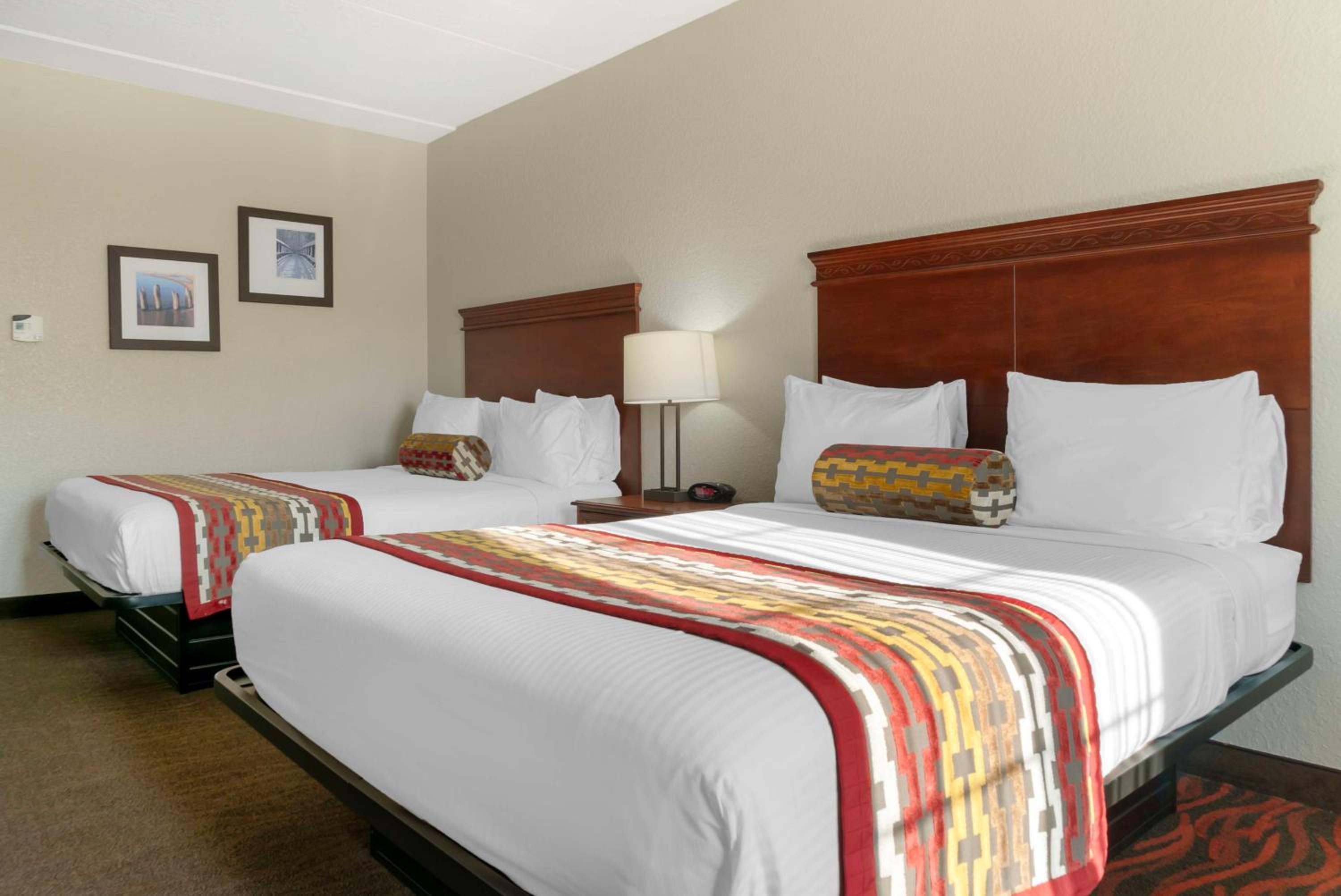 Queen Room with Two Queen Beds - Non-Smoking - Photo 3