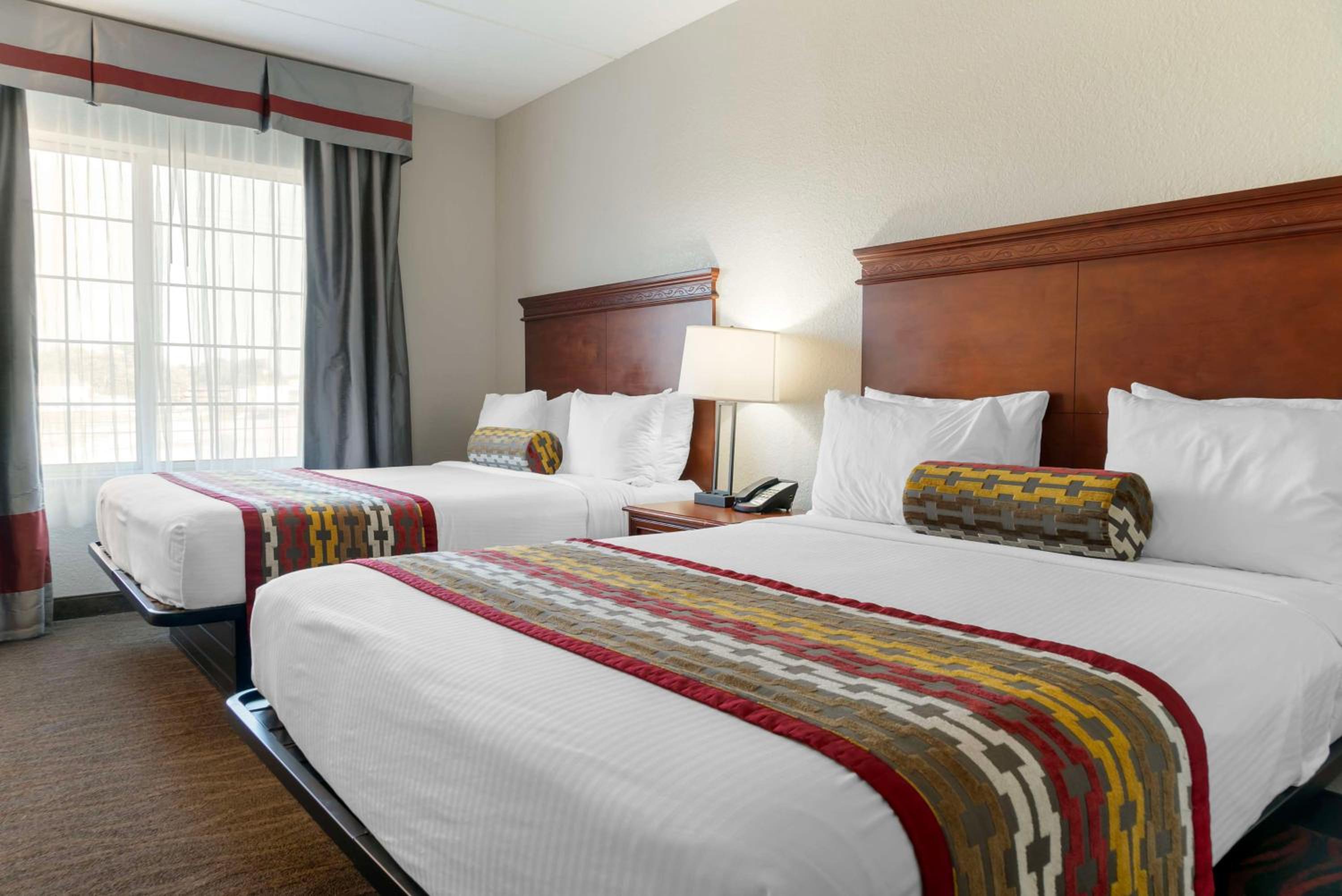 Queen Suite with Two Queen Beds and Sofa Bed - Non-Smoking - Photo 2
