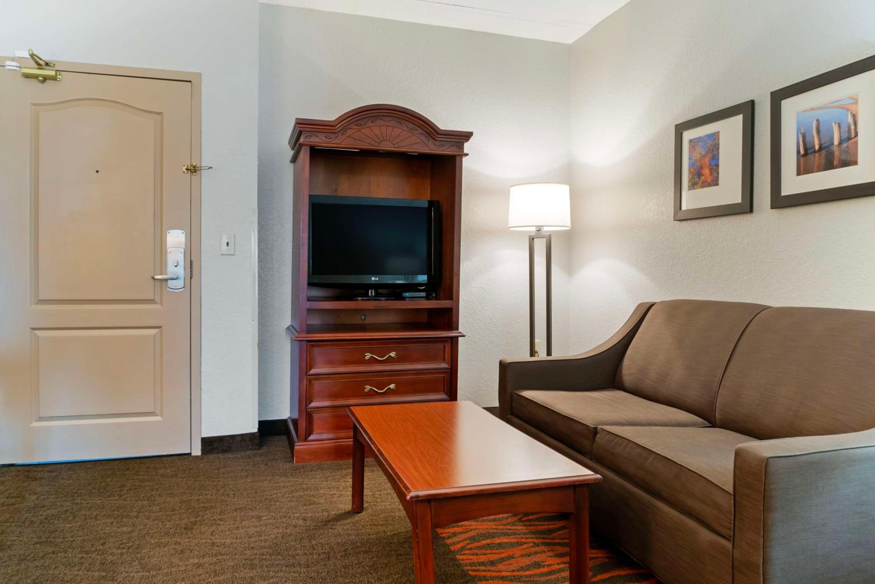 Queen Suite with Two Queen Beds and Sofa Bed - Non-Smoking - Photo 3