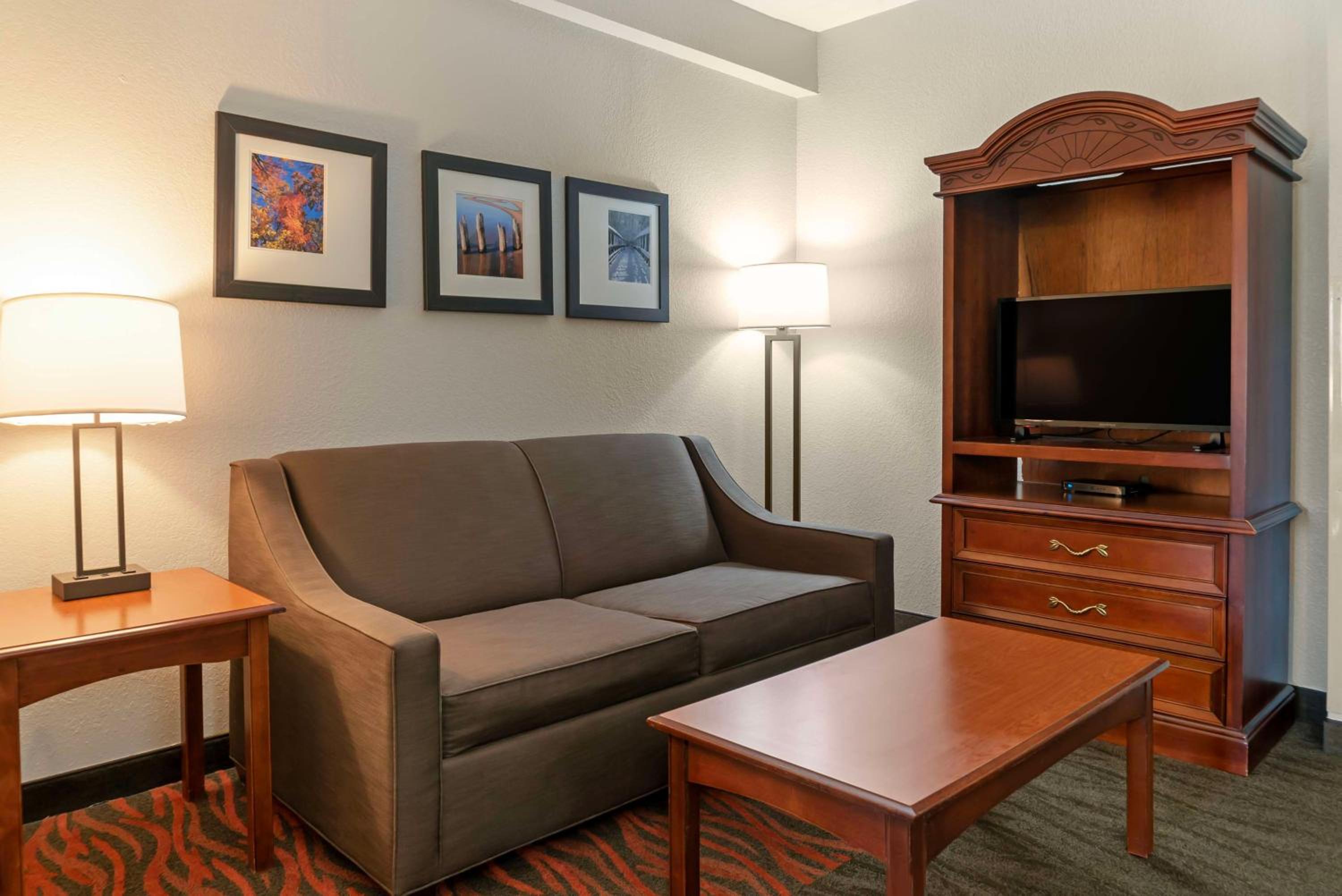 Queen Suite with Two Queen Beds and Sofa Bed - Non-Smoking - Photo 4