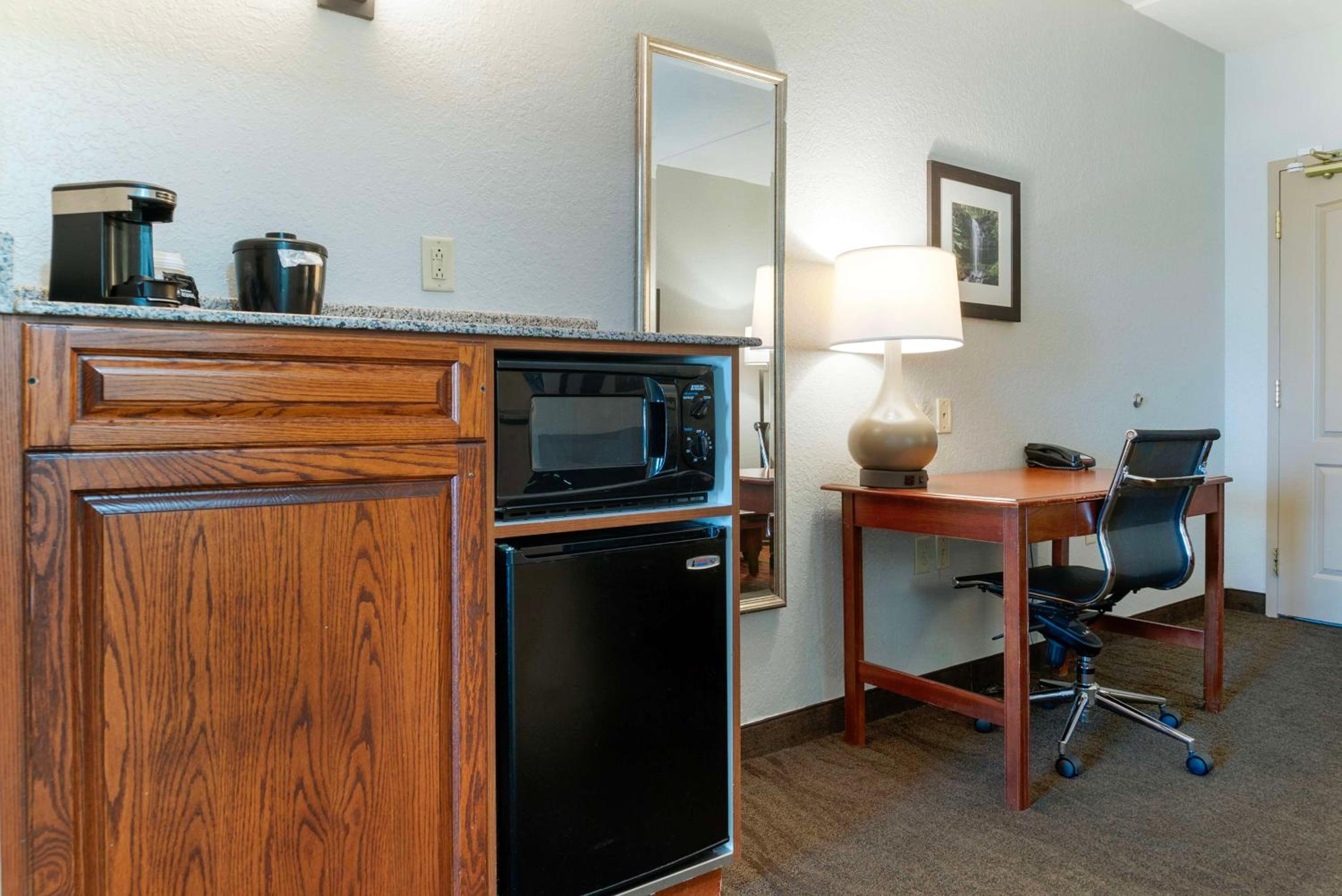 Queen Suite with Two Queen Beds and Sofa Bed - Non-Smoking - Photo 5
