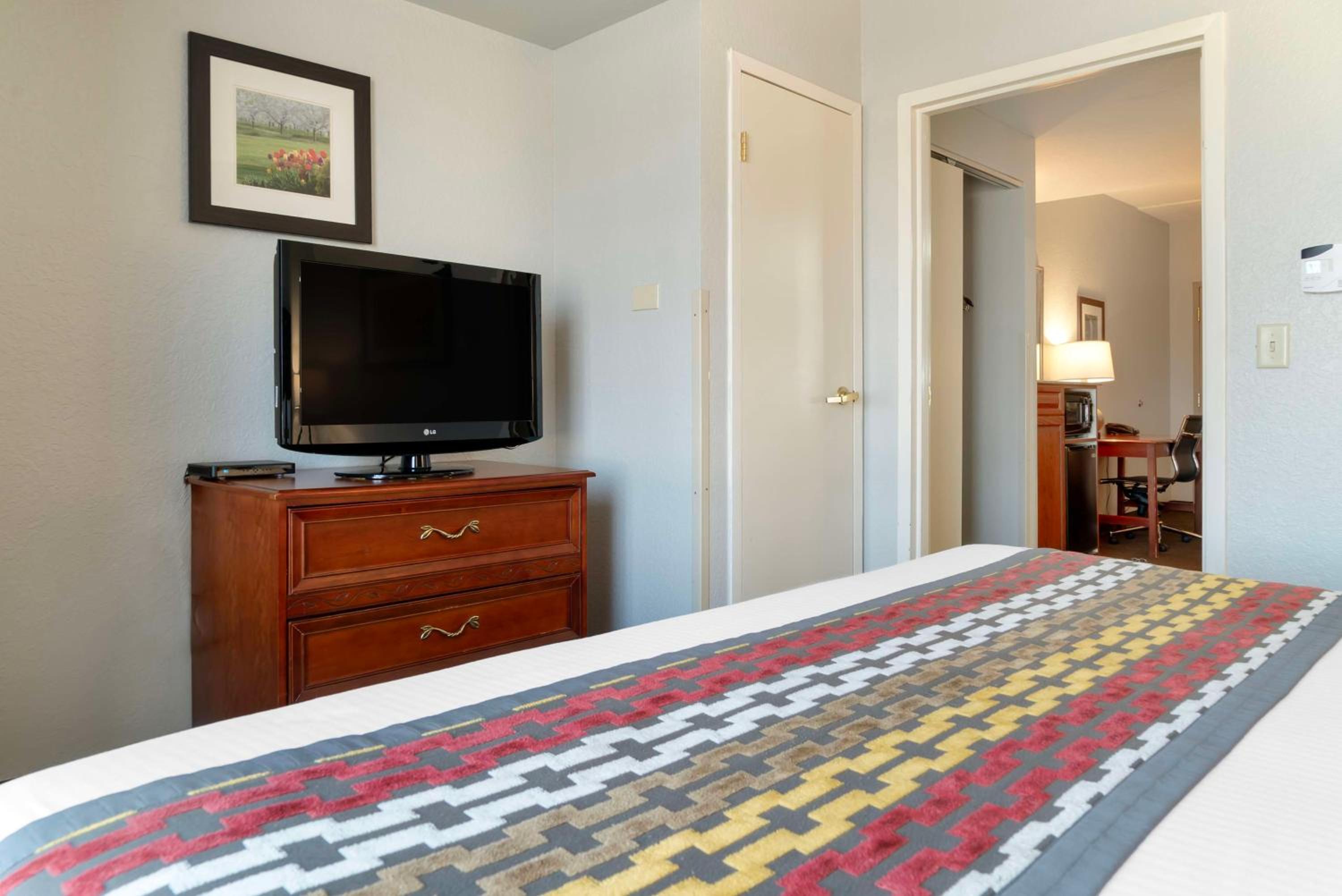 King Suite - Non-Smoking - Photo 4