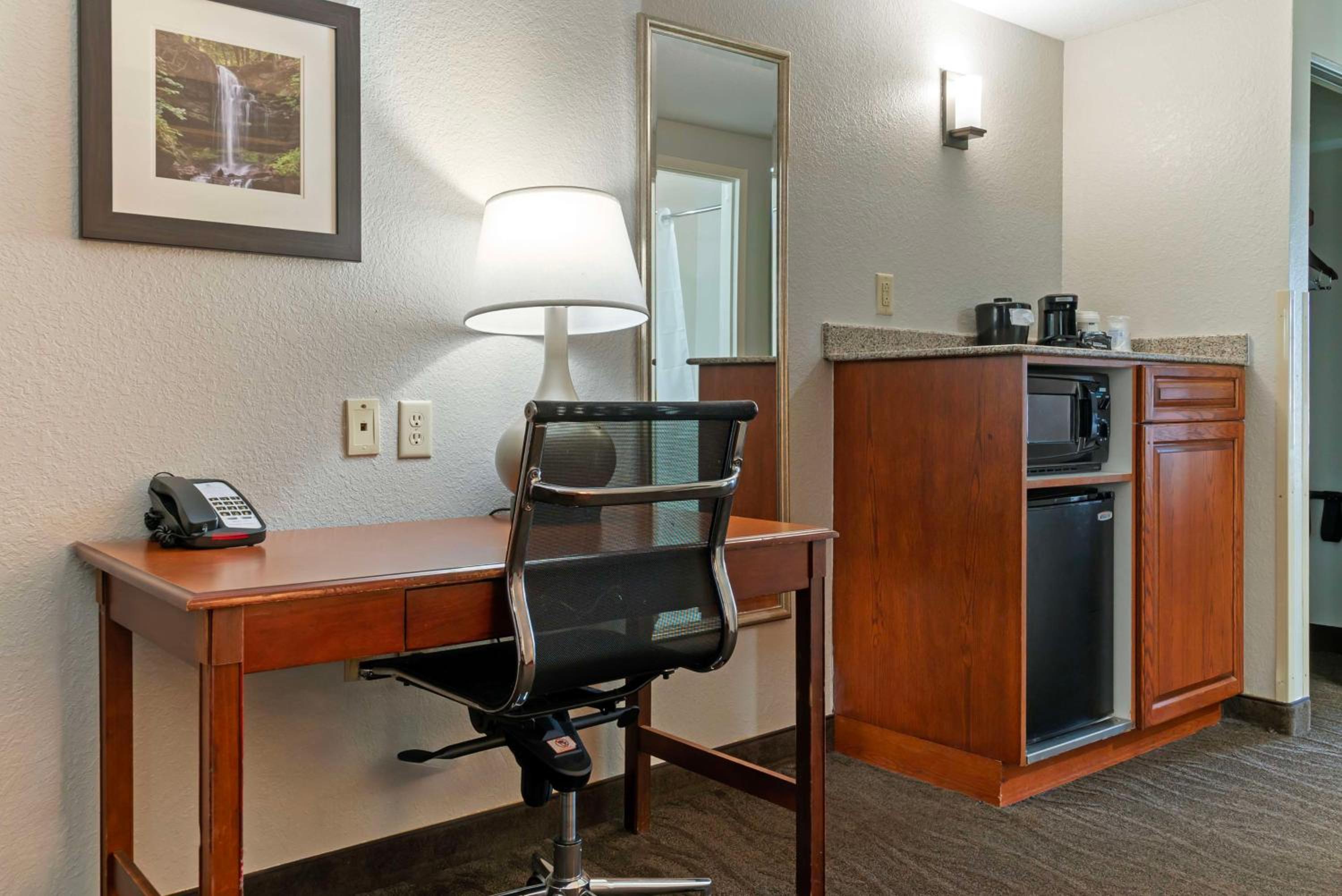 King Suite - Non-Smoking - Photo 3
