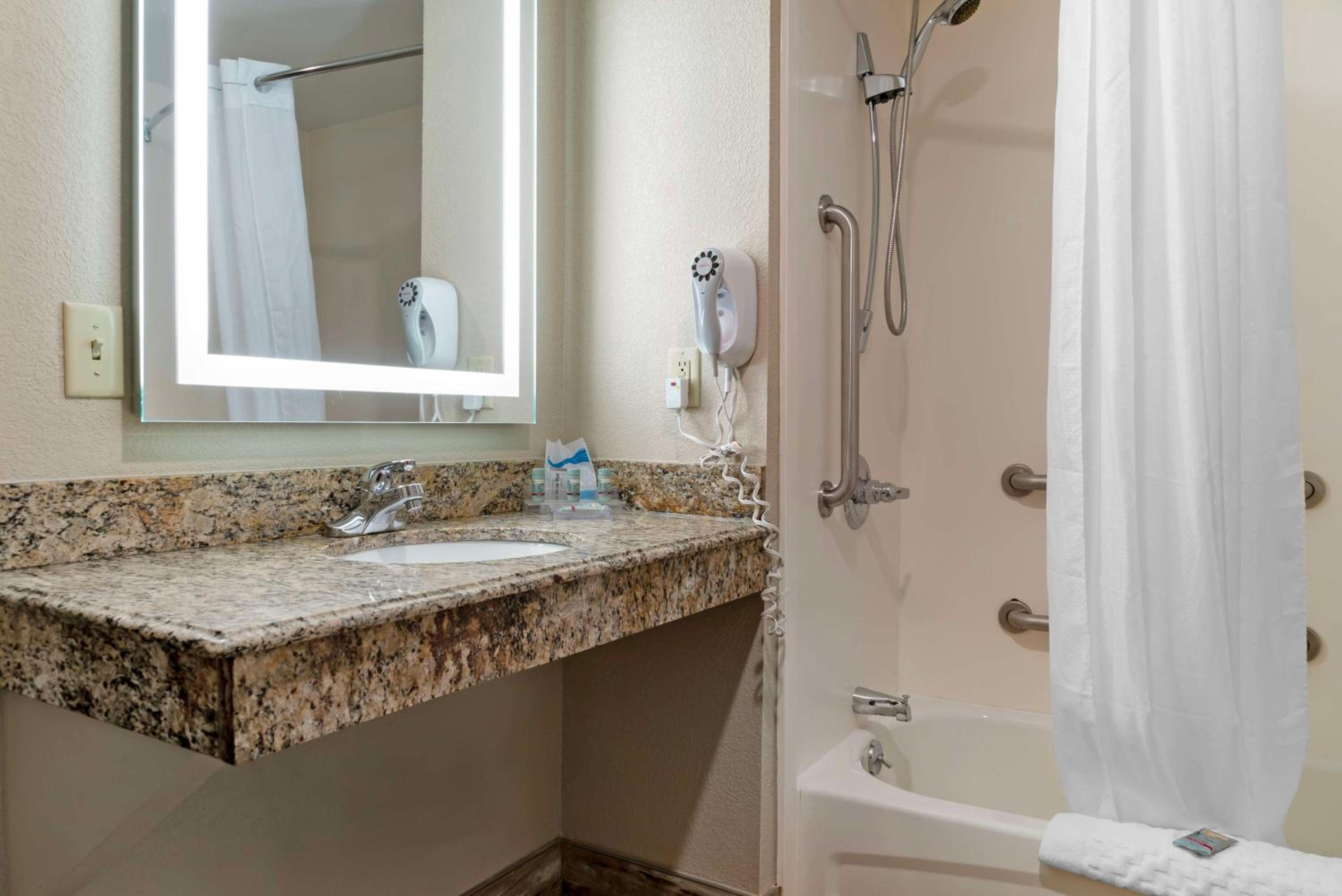 King Room with Bath Tub - Disability Access/Non-Smoking  - Photo 4