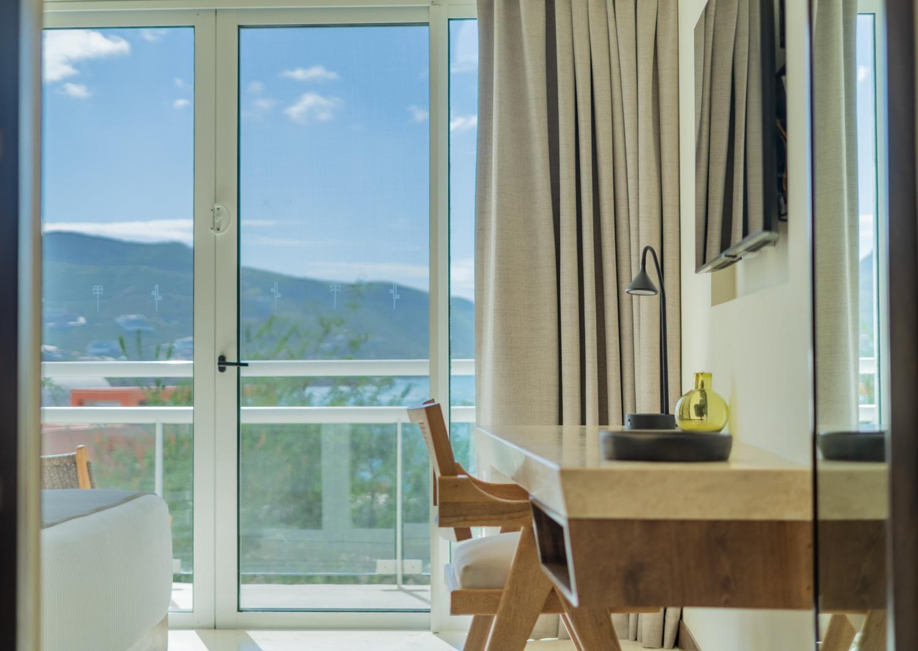 King Room with Side Sea View - Non-Smoking - Photo 2