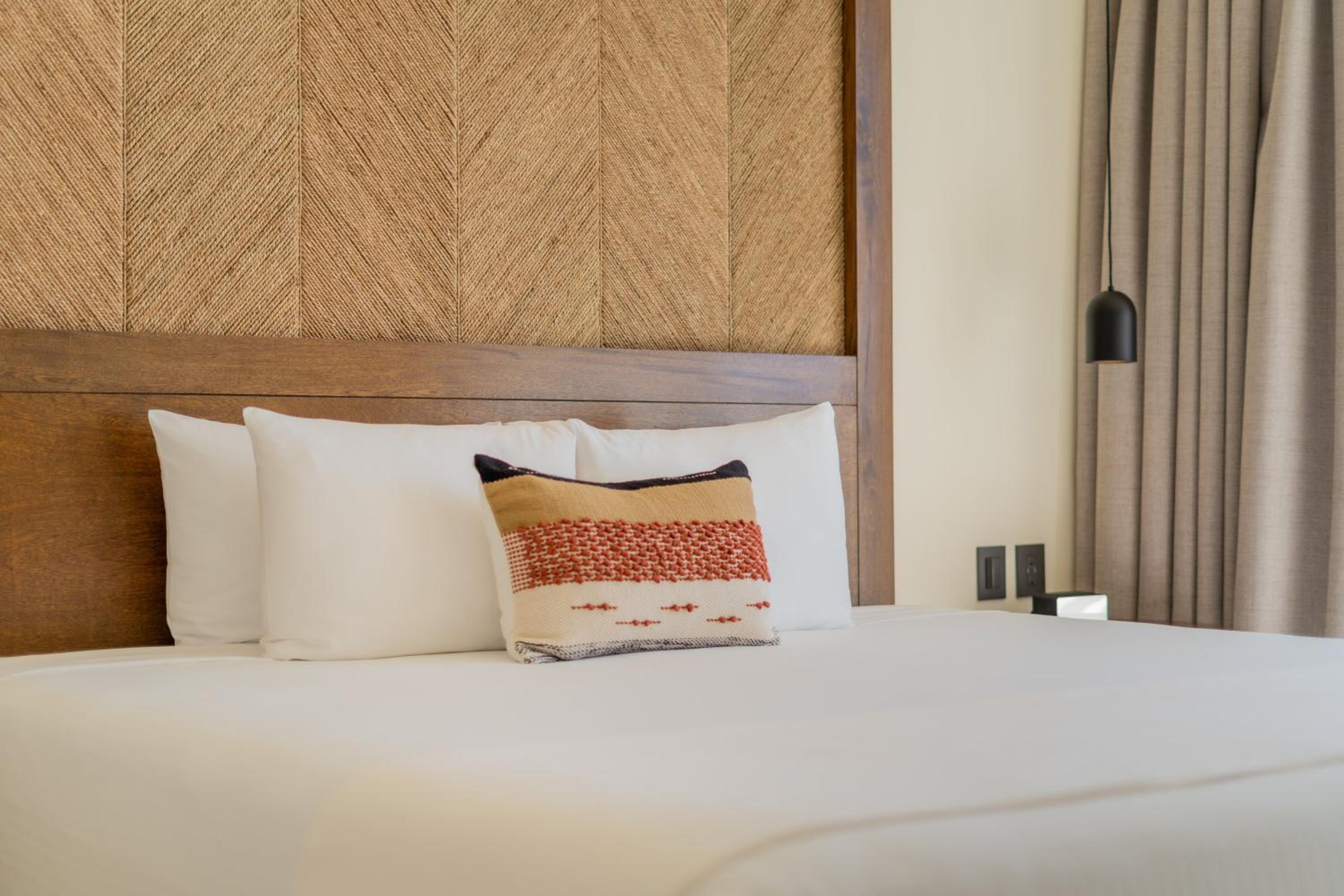 King Room with Side Sea View - Non-Smoking - Photo 3
