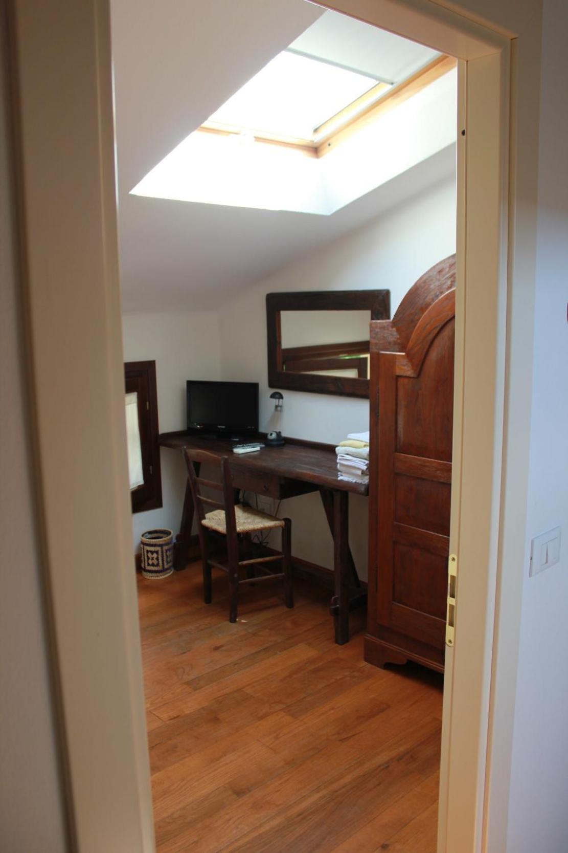 Double Room with Shared Bathroom photo 1