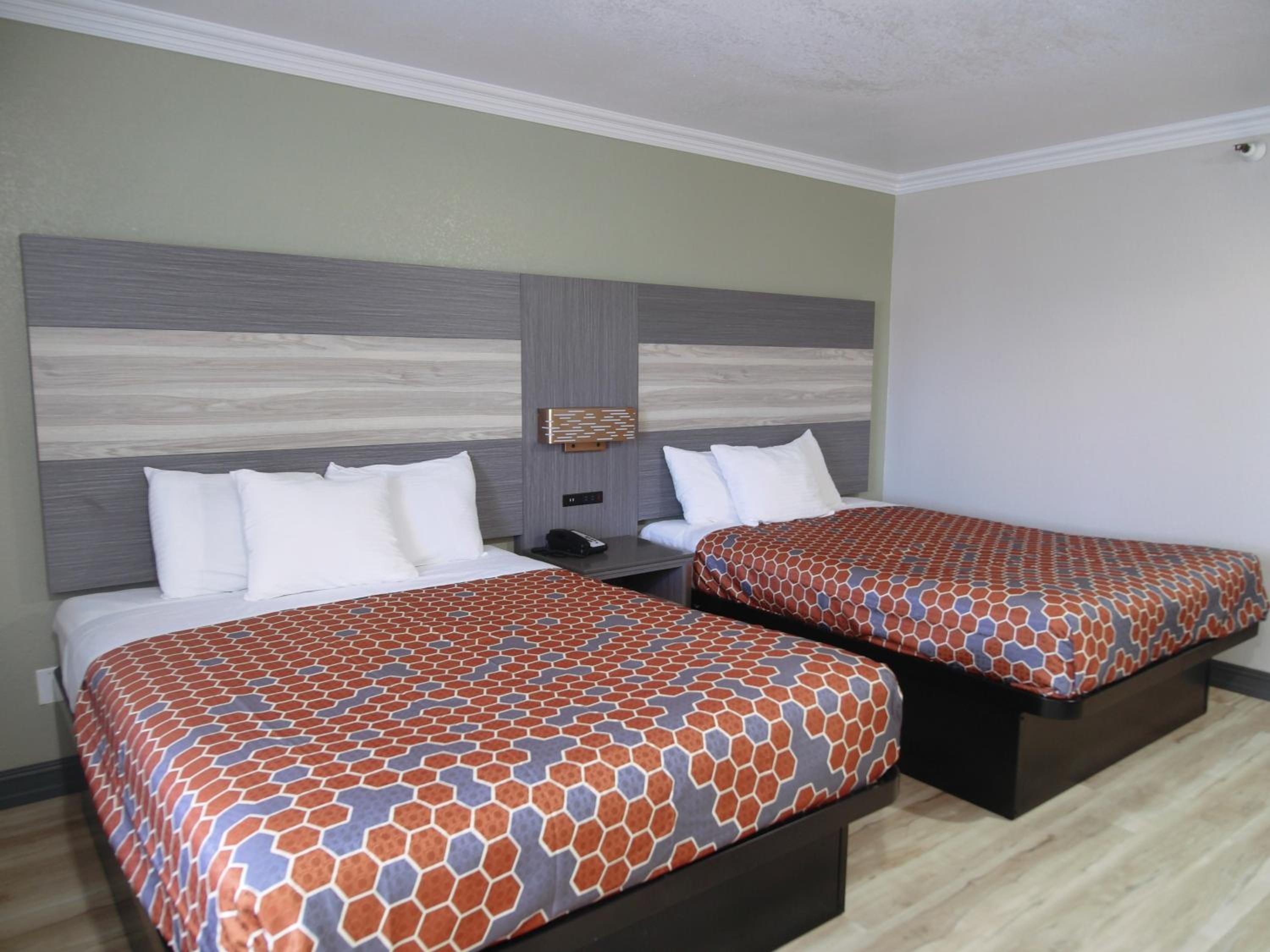 Queen Room with Two Queen Beds photo 2