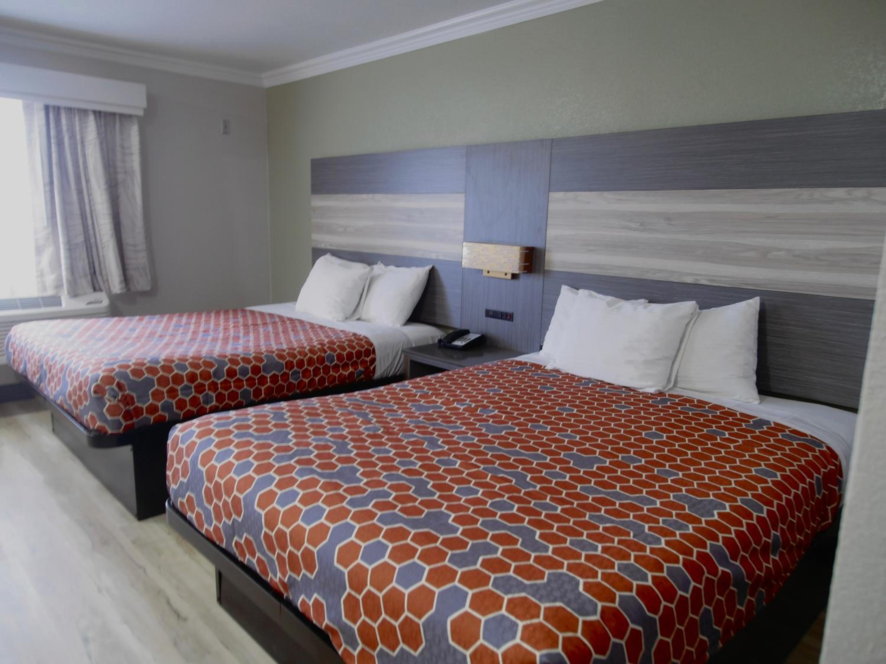 Queen Room with Two Queen Beds photo 3