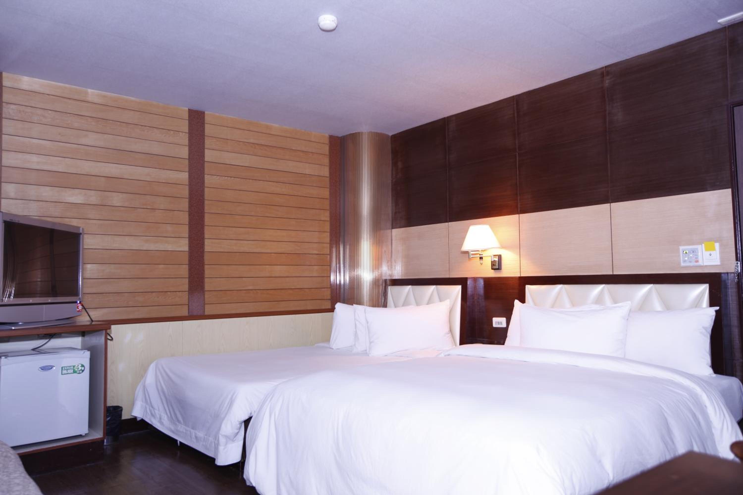 Quadruple Room with Private Bathroom photo 3
