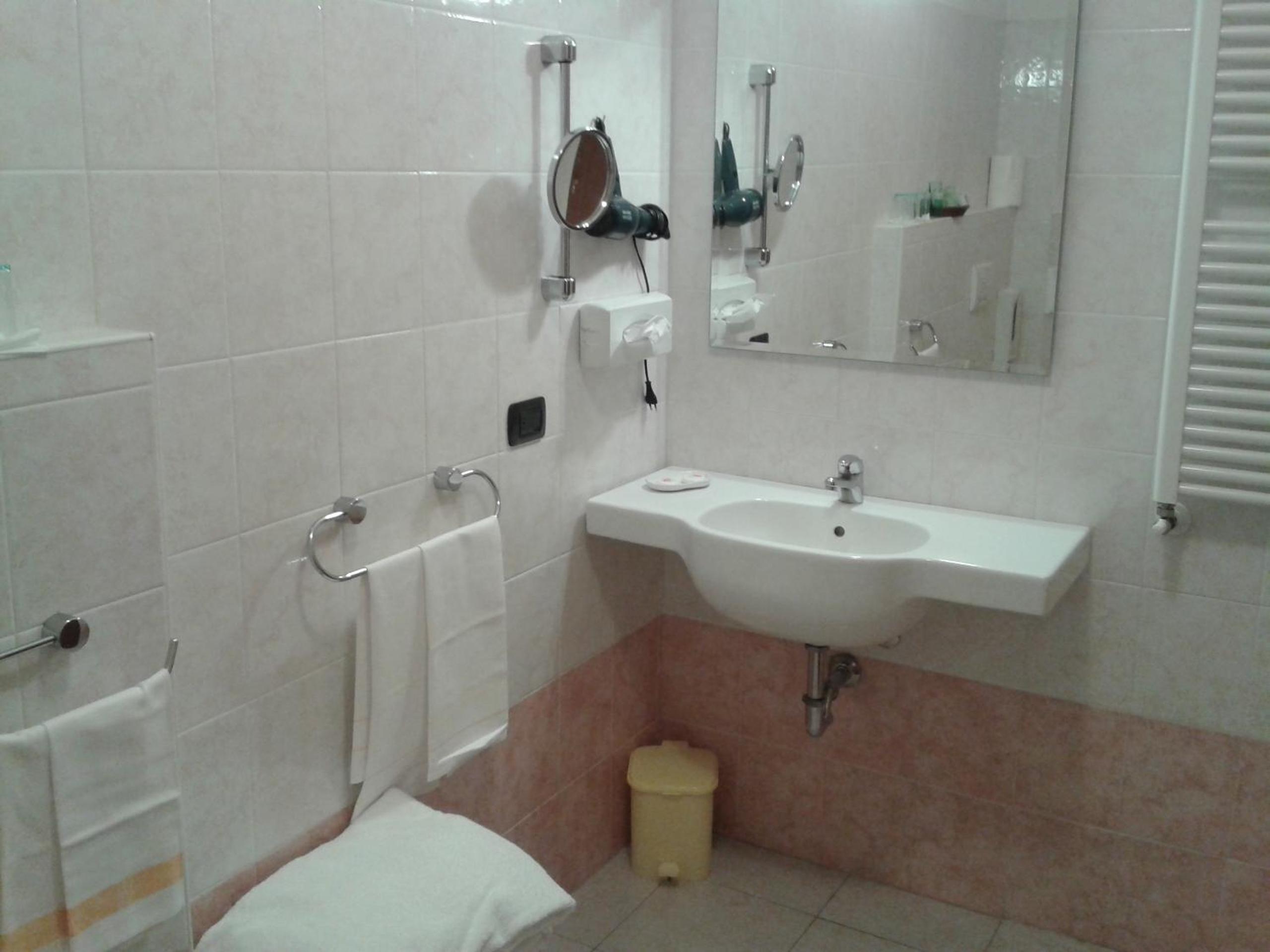 Triple Room with Balcony - Photo 9