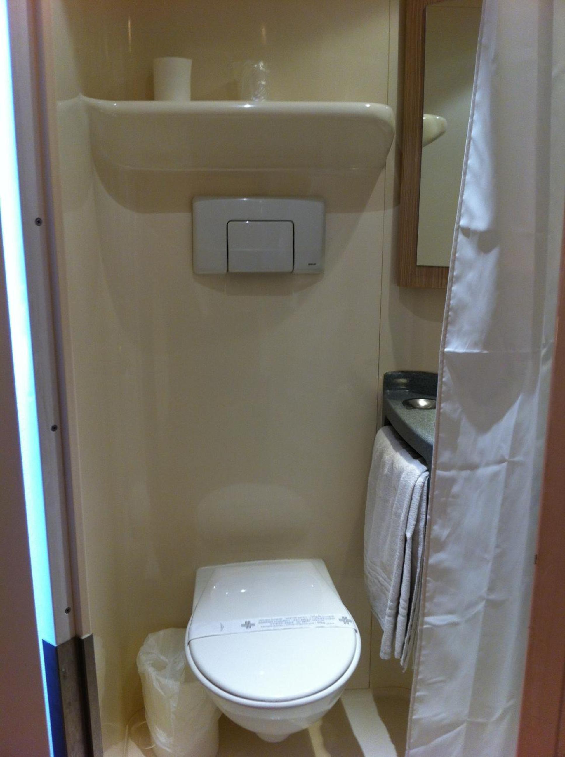 Triple Room (1 Double Bed + 1 Single Bed) - Photo 12