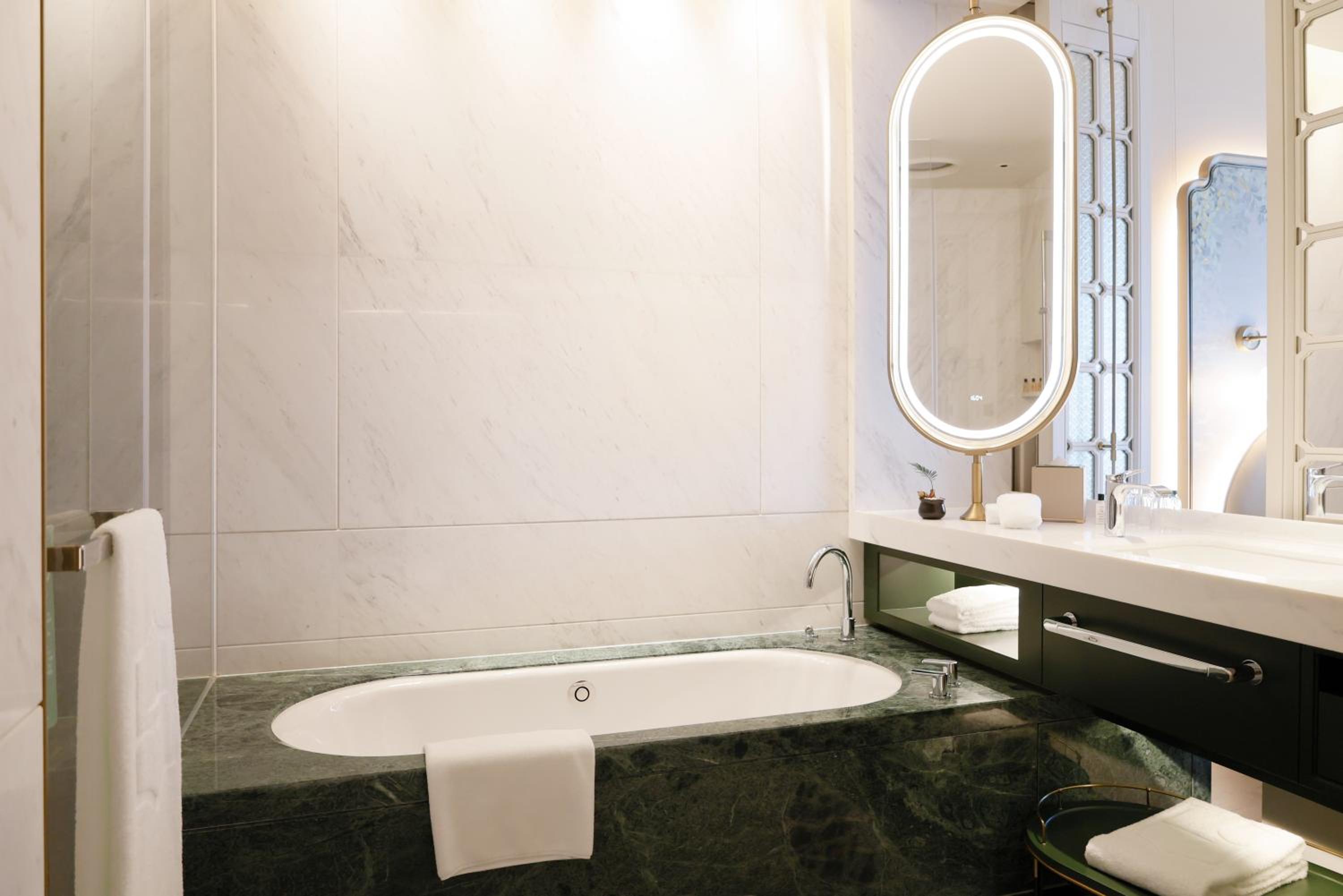 Deluxe City View Twin Room (Enjoy First-Time Mini-bar Benefits) photo 3