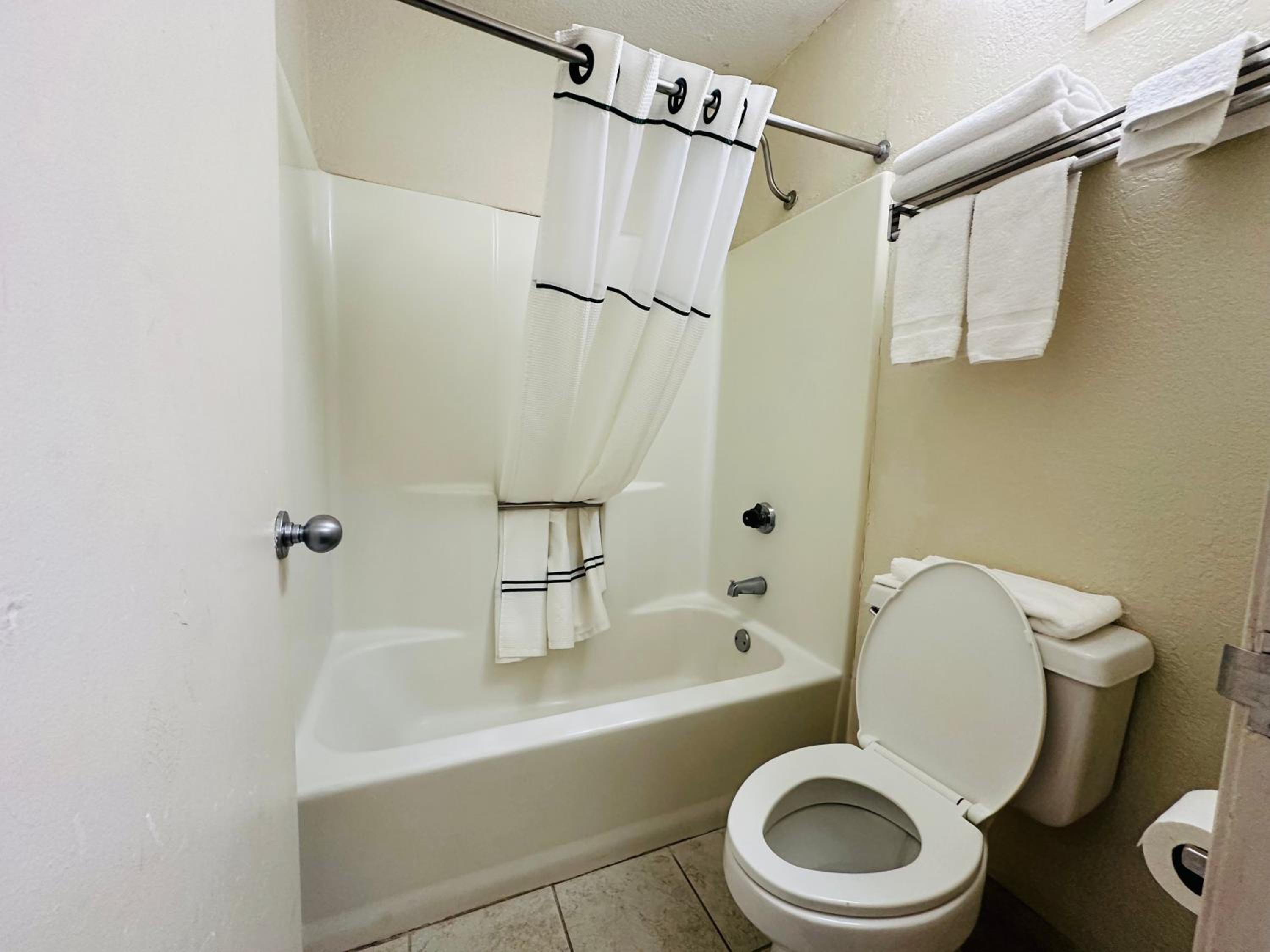King Room with Tub - Disability Access/Non Smoking/Exterior Hall - Photo 5