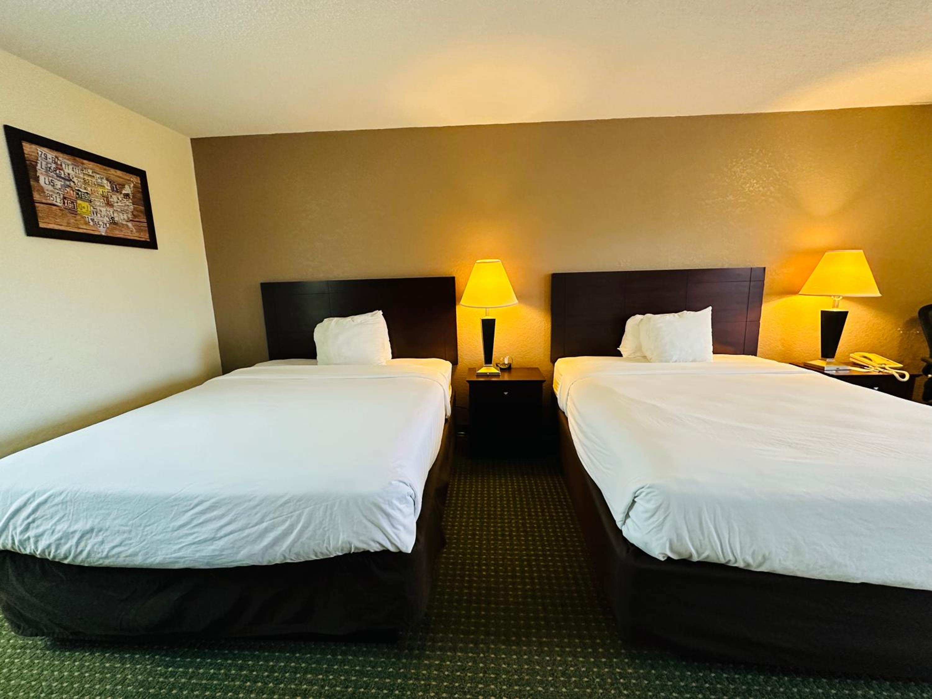 Quadruple Room with Two Queen Beds - Non Smoking/Exterior Hall - Photo 1