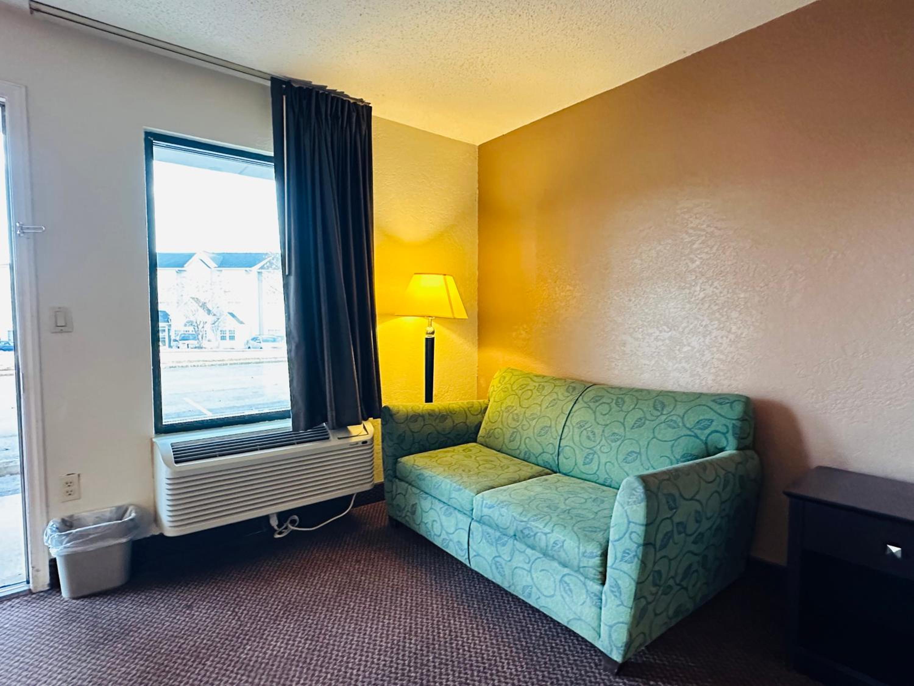 King Room with Tub - Disability Access/Non Smoking/Exterior Hall - Photo 1