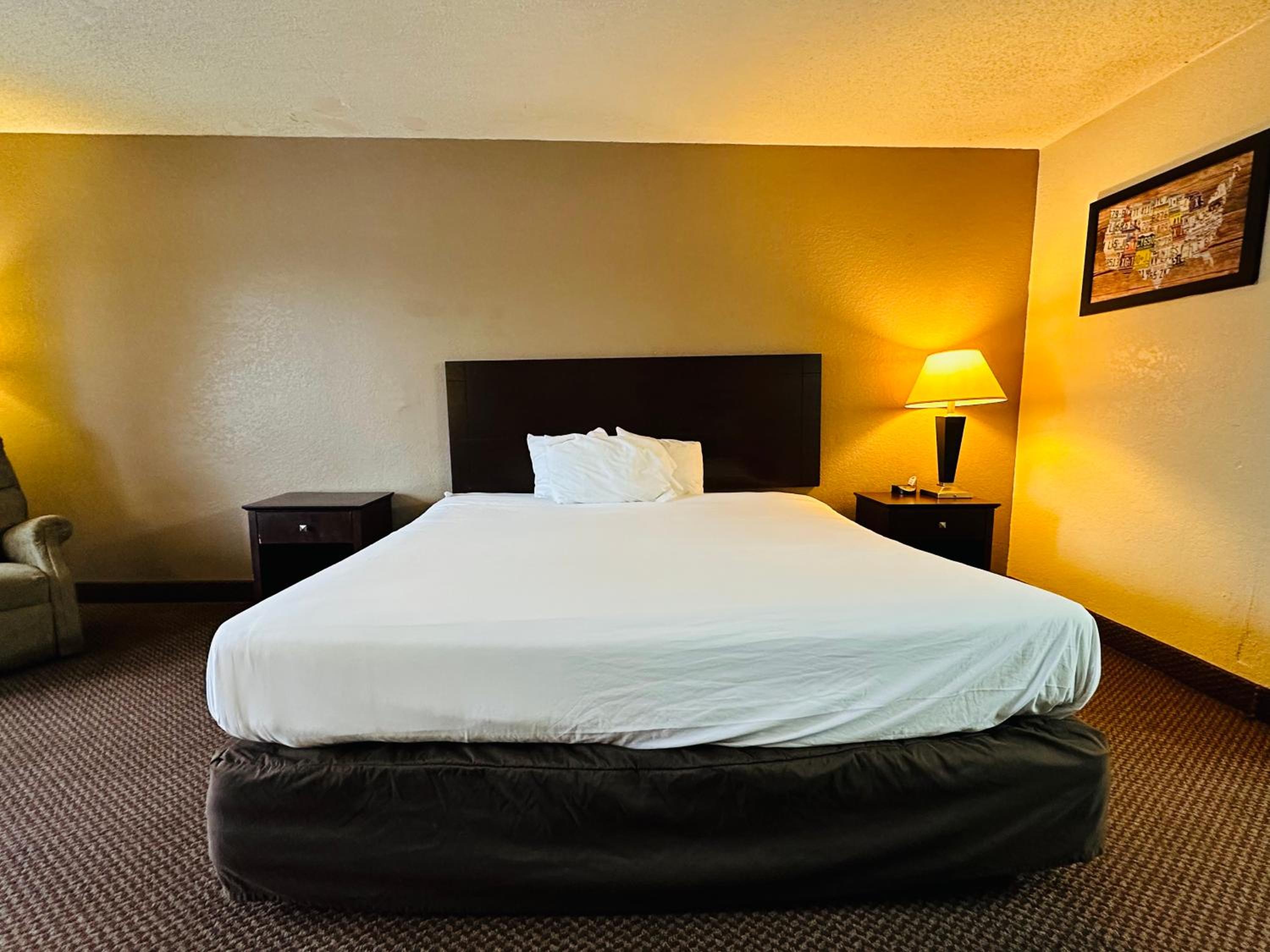 King Room with Tub - Disability Access/Non Smoking/Exterior Hall - Photo 3