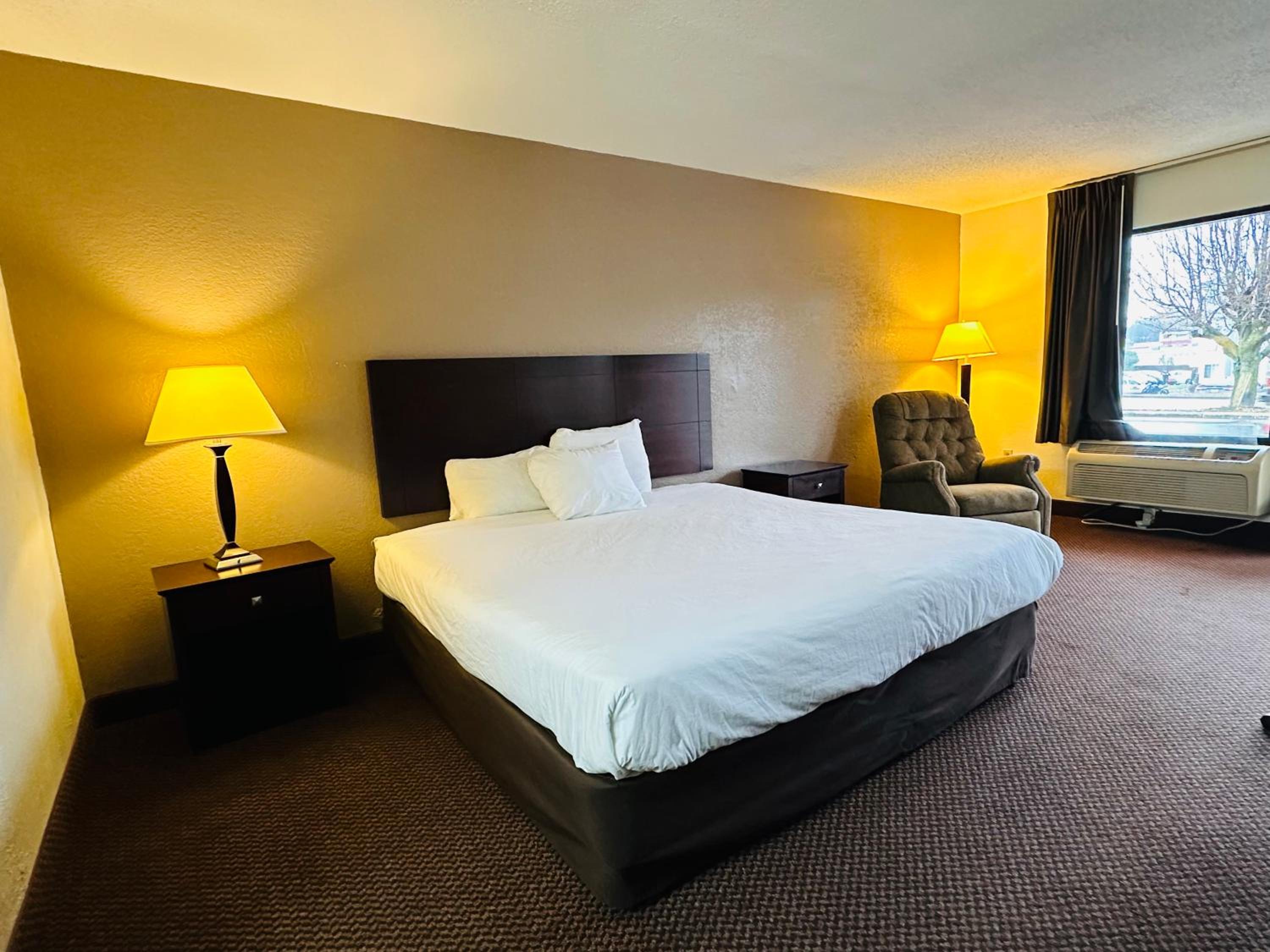 King Room - Non Smoking/Exterior Hall - Photo 4