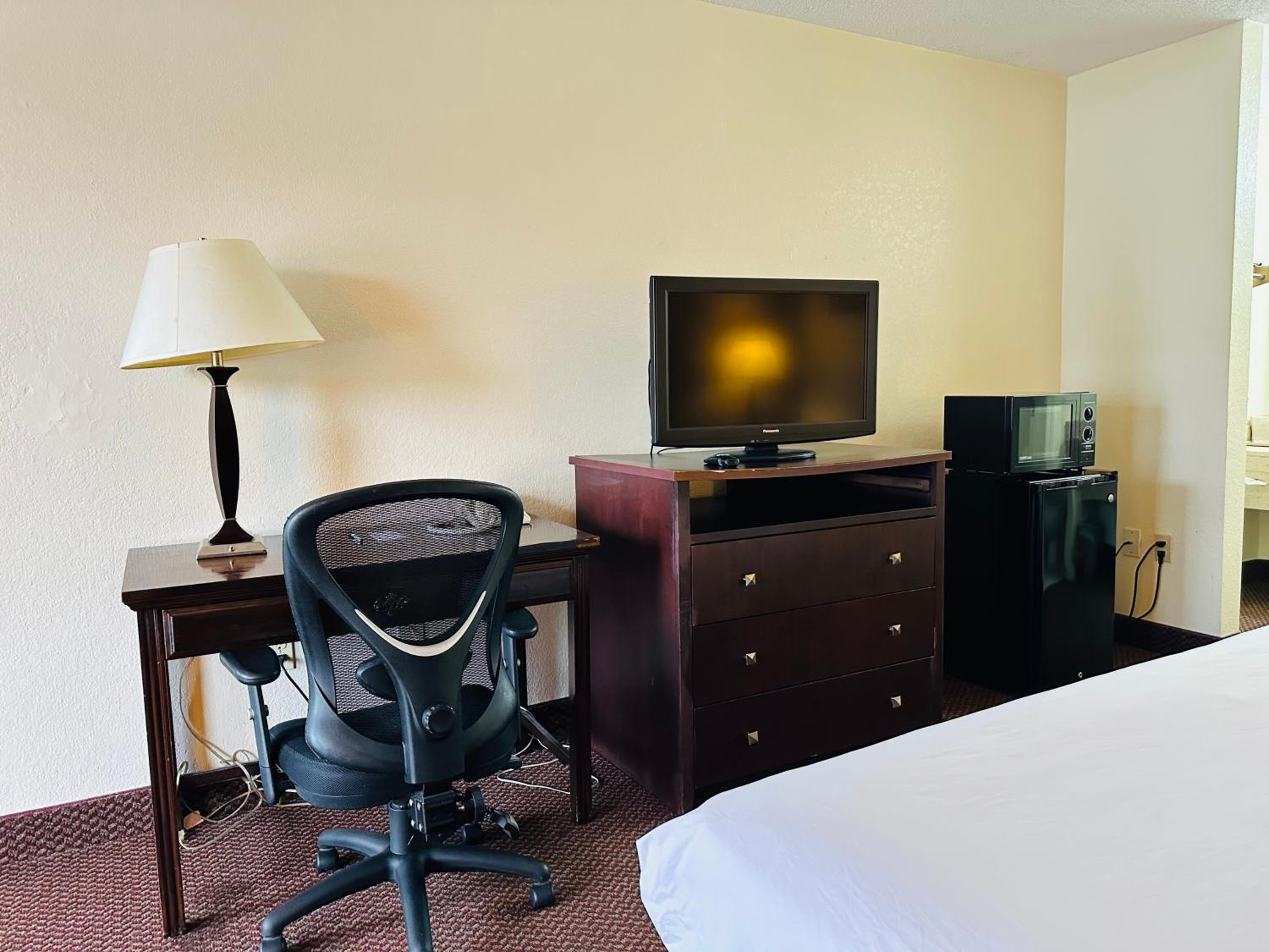 King Room with Tub - Disability Access/Non Smoking/Exterior Hall - Photo 4