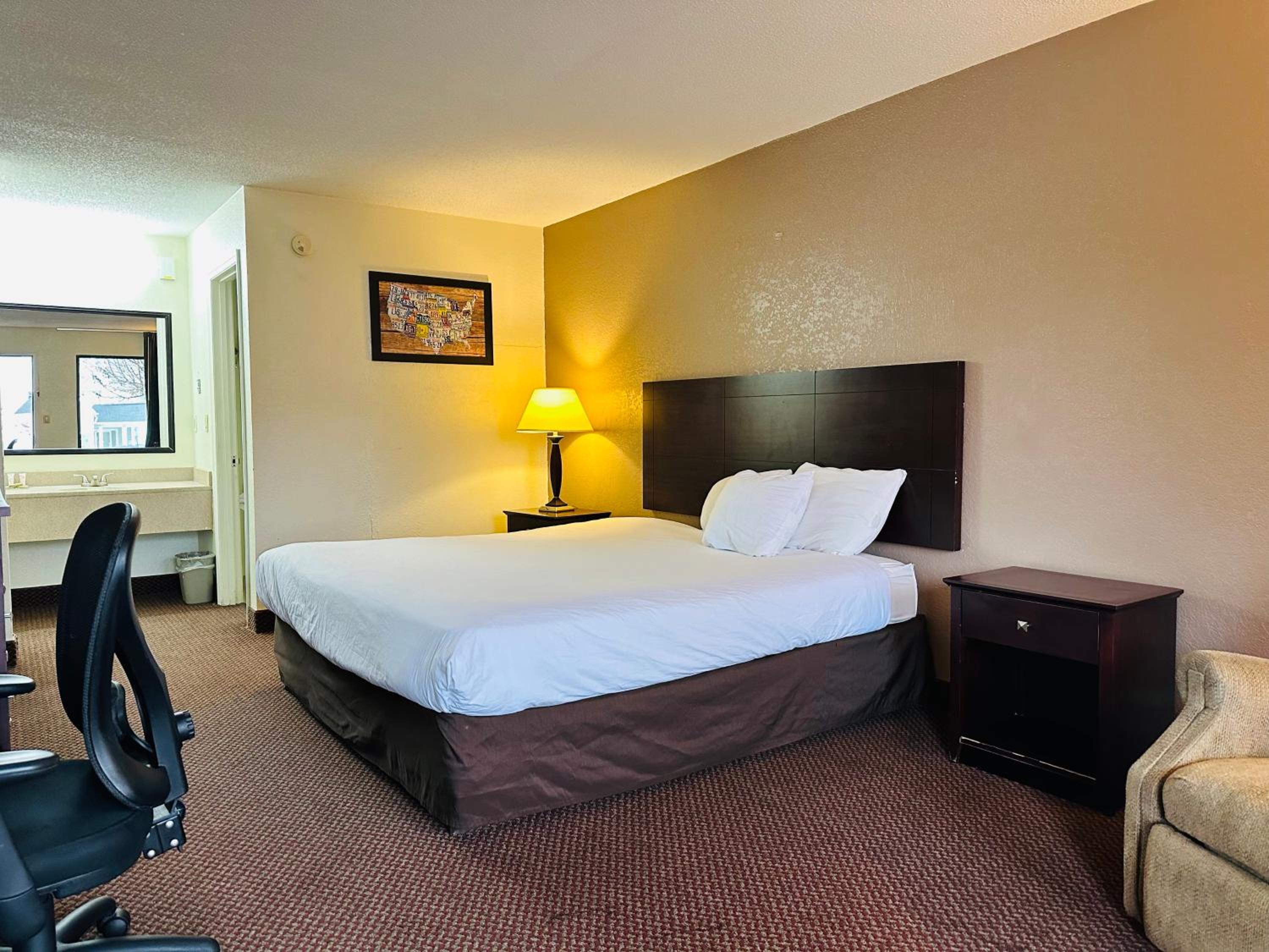 King Room - Non Smoking/Exterior Hall - Photo 7