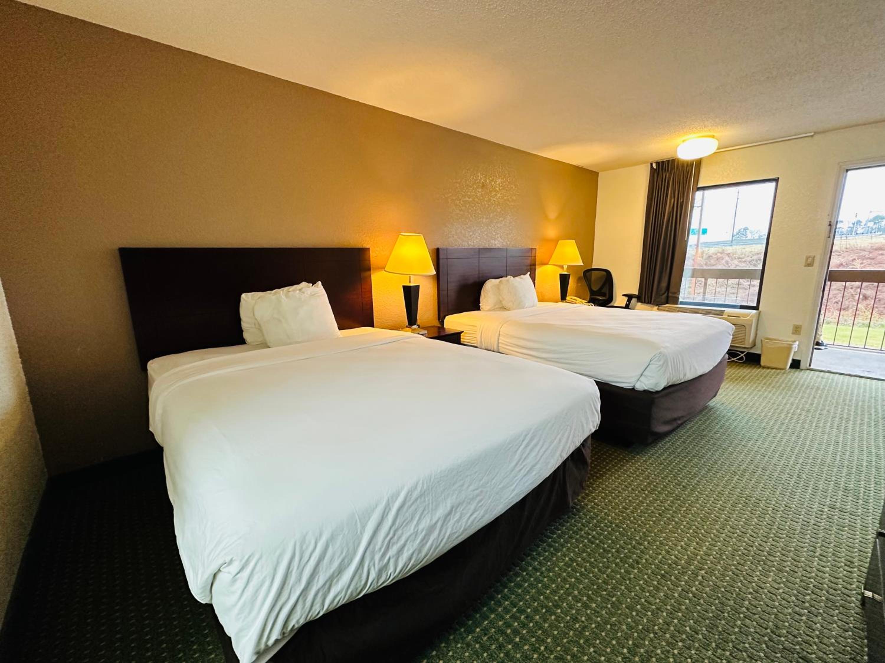 Quadruple Room with Two Queen Beds - Non Smoking/Exterior Hall - Photo 6