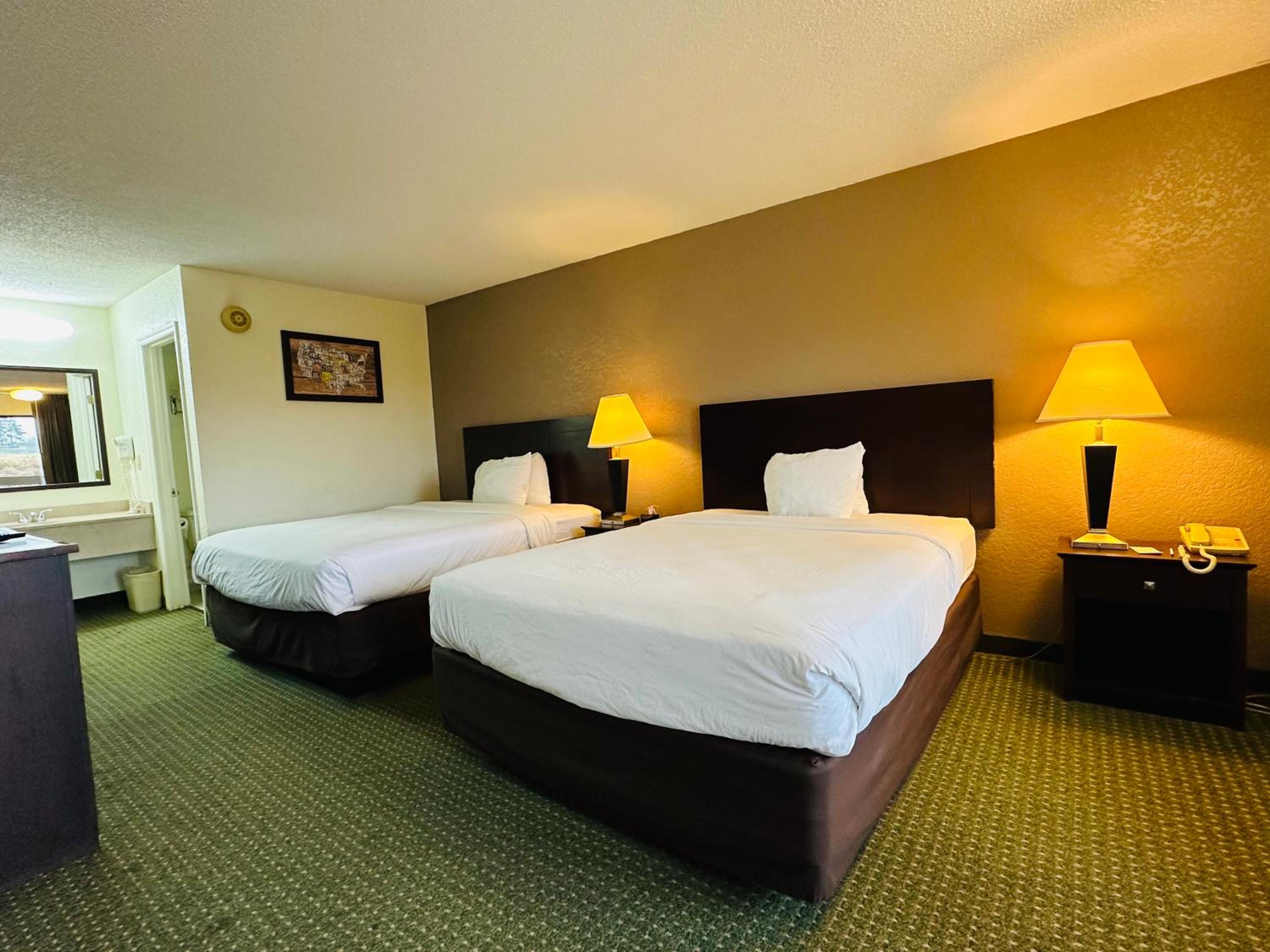 Quadruple Room with Two Queen Beds - Non Smoking/Exterior Hall - Photo 5