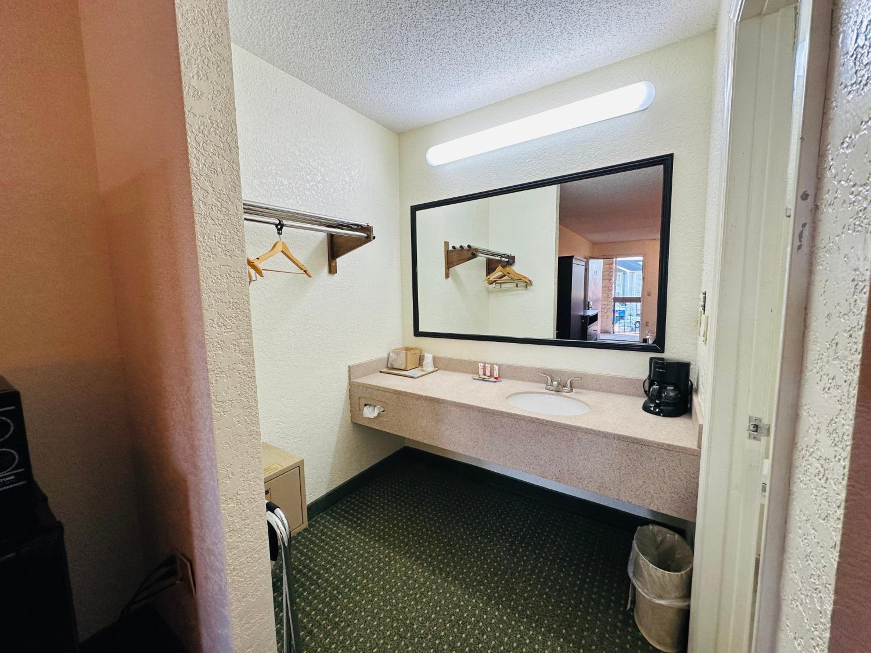 Queen Room - Non Smoking/Exterior Hall - Photo 2