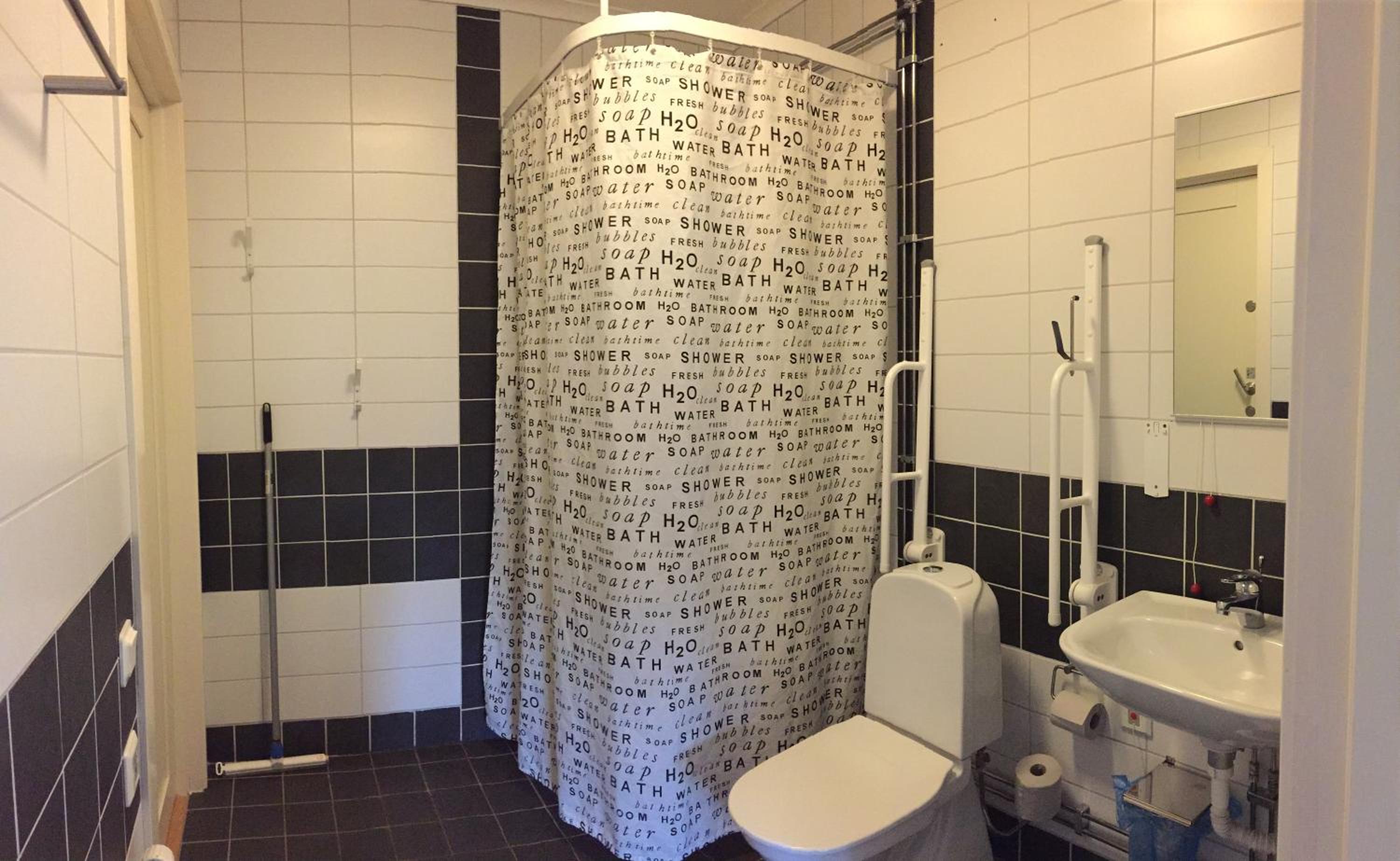 Twin Room with Private Bathroom - Photo 4