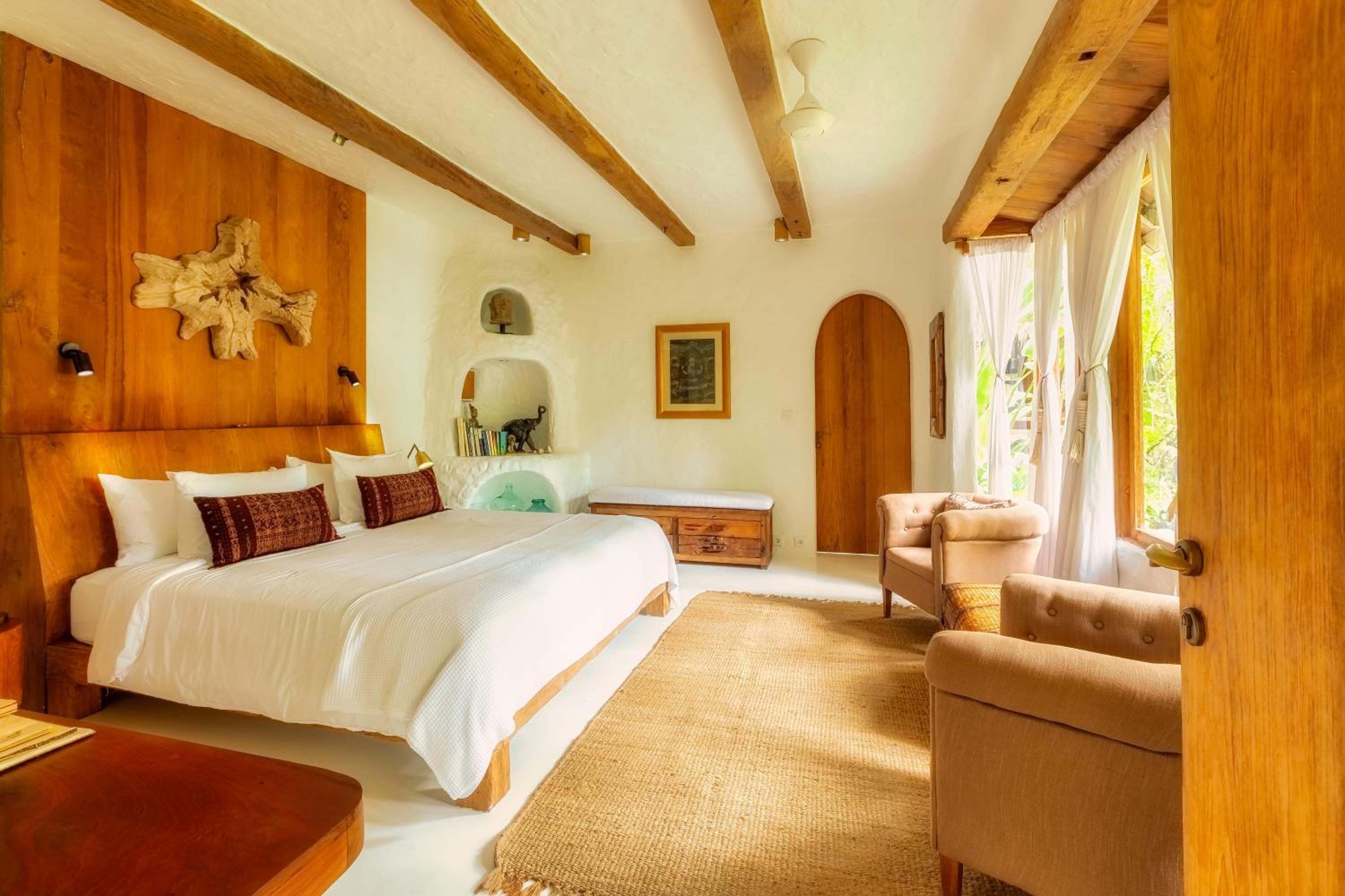 Deluxe King Skyview Down  with Bathtub  - Photo 8