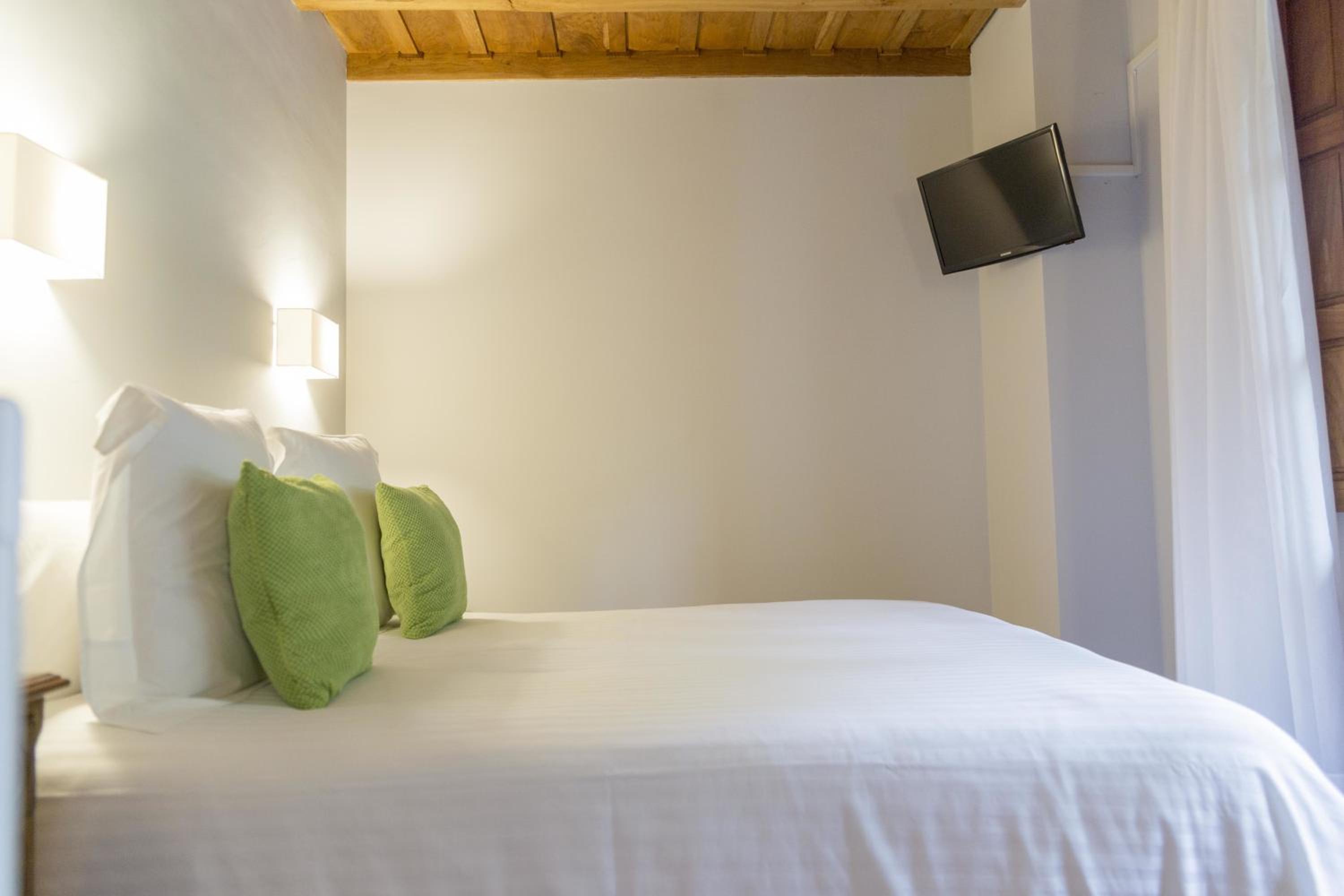 Double or Twin Room - Photo 9