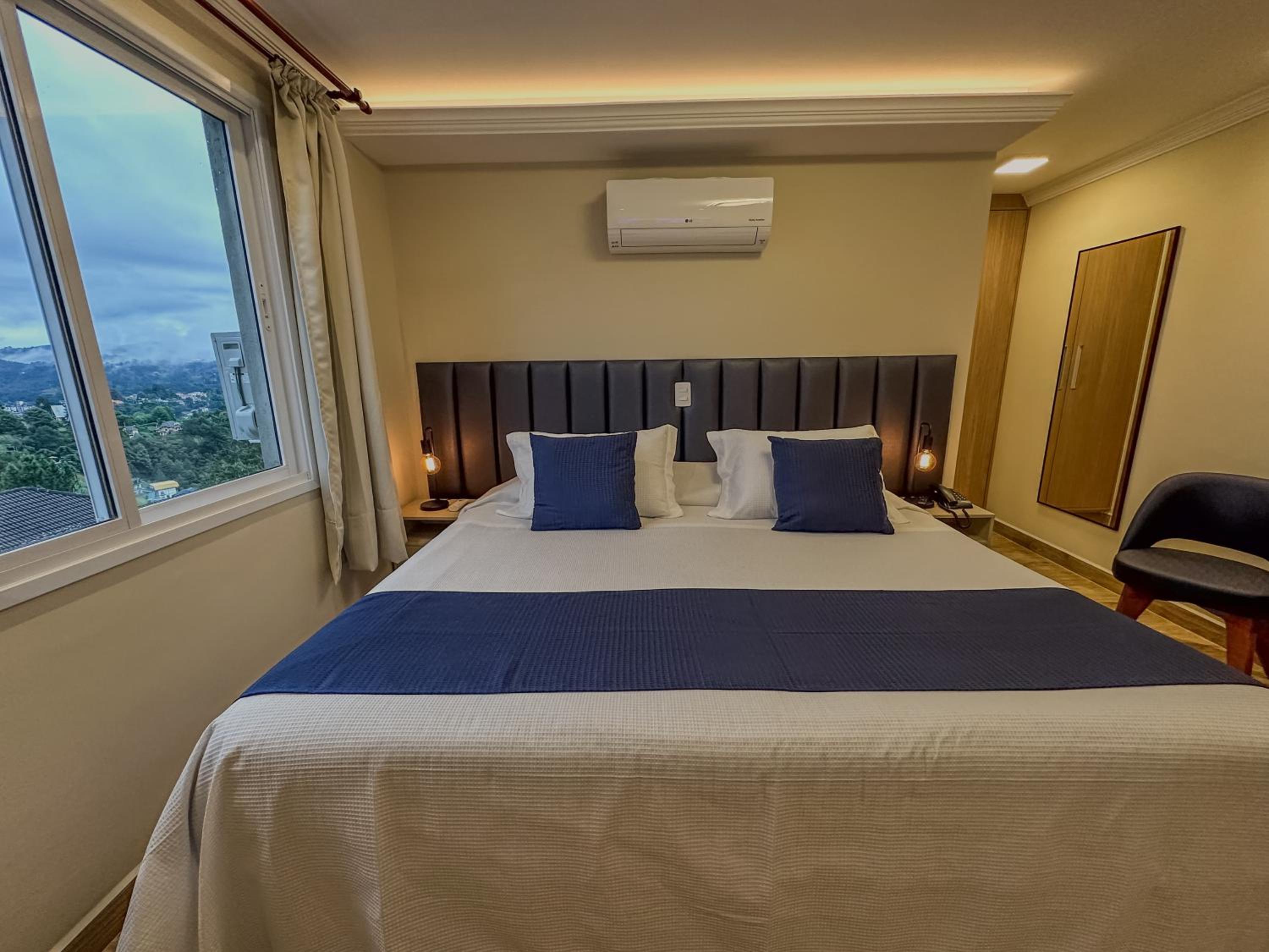 Standard King Room photo 3