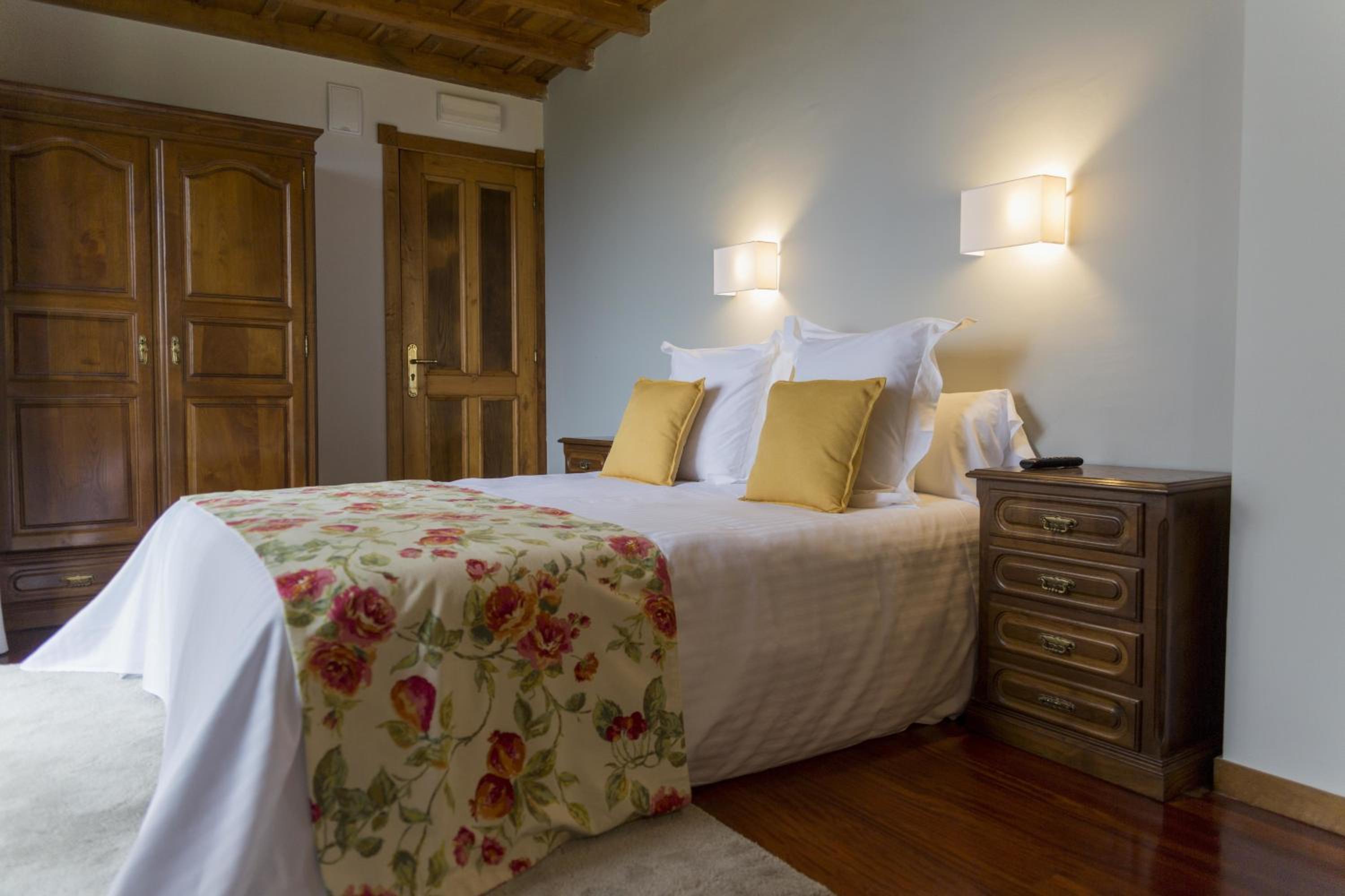 Double or Twin Room - Photo 8