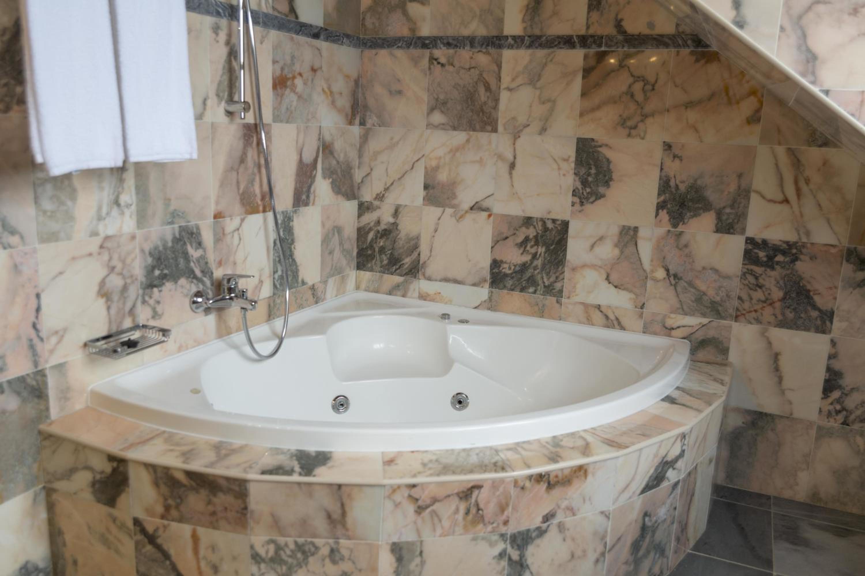 Suite - Photo 5