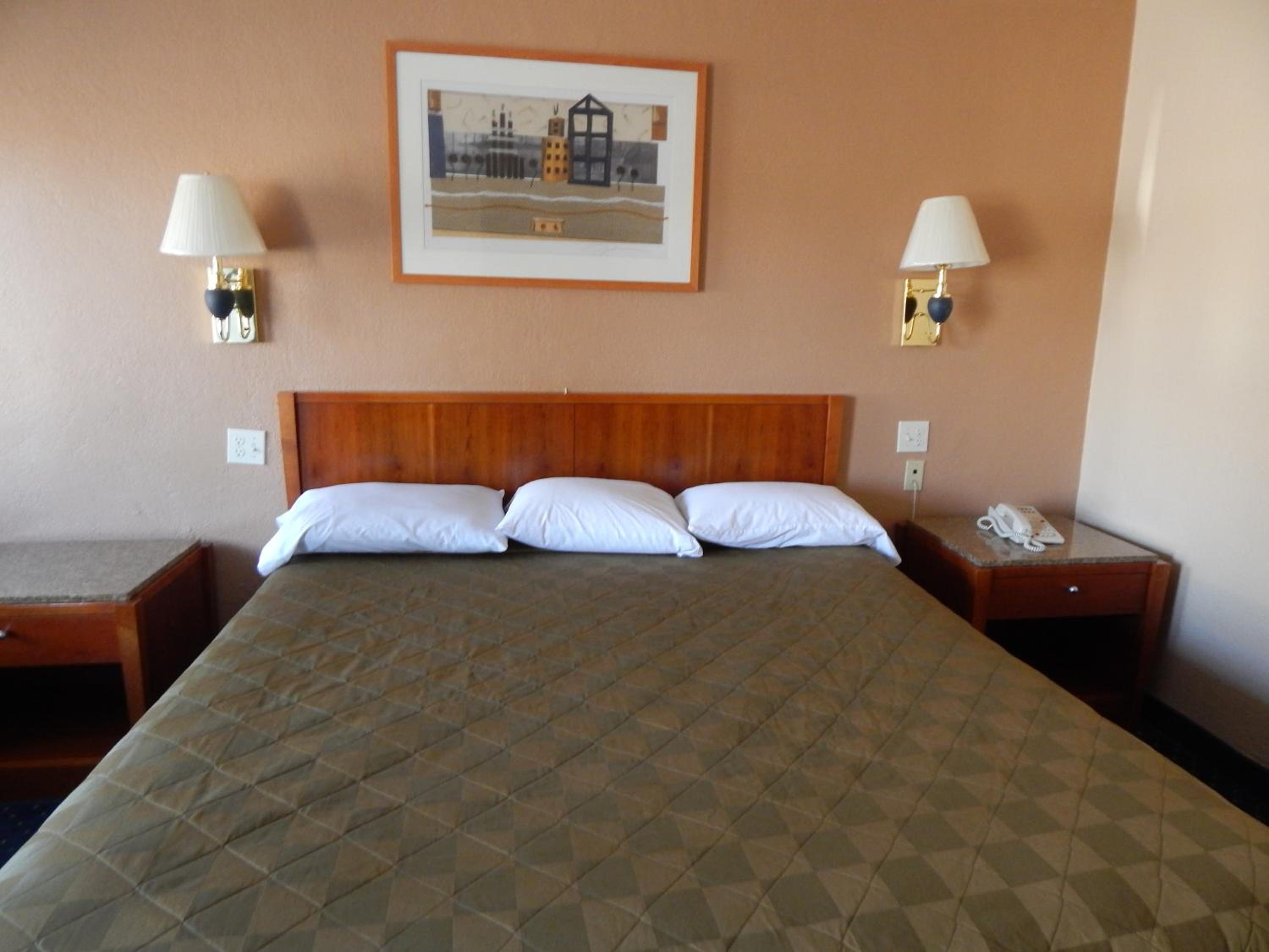 King Room - Non-Smoking photo 3