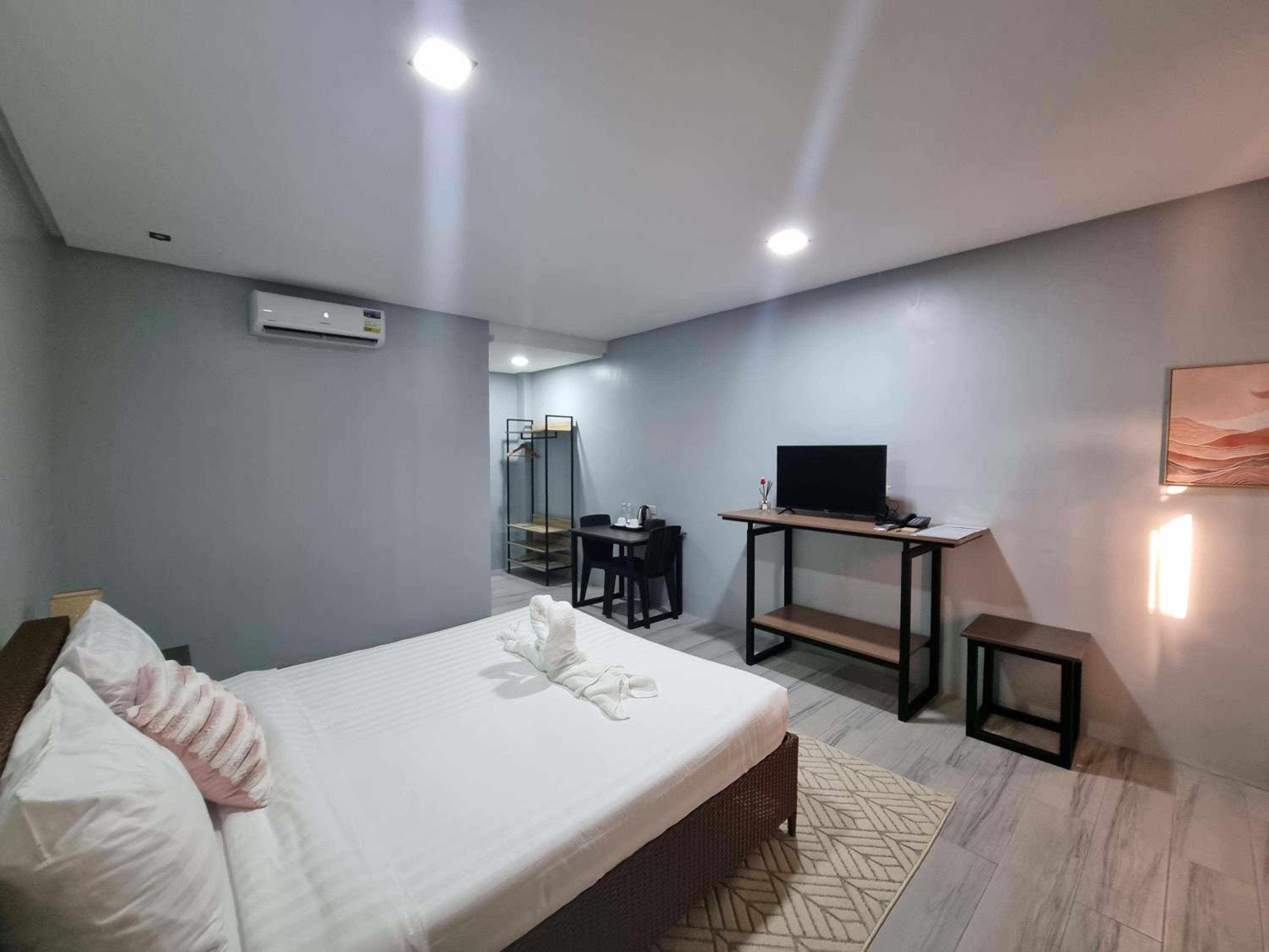 Deluxe Room - Photo 9