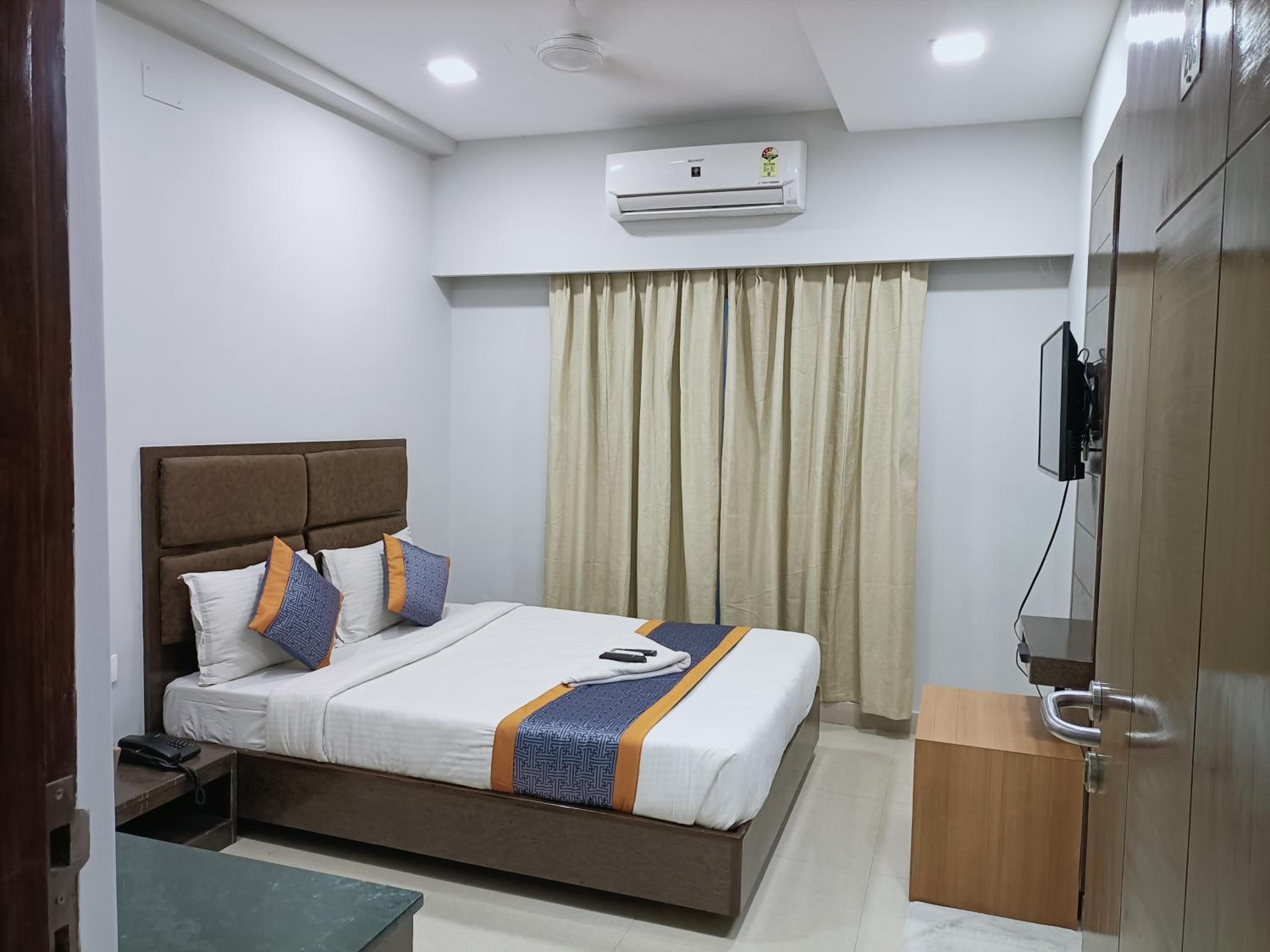 Deluxe Double Room (2 Adults + 1 Child) - Photo 7