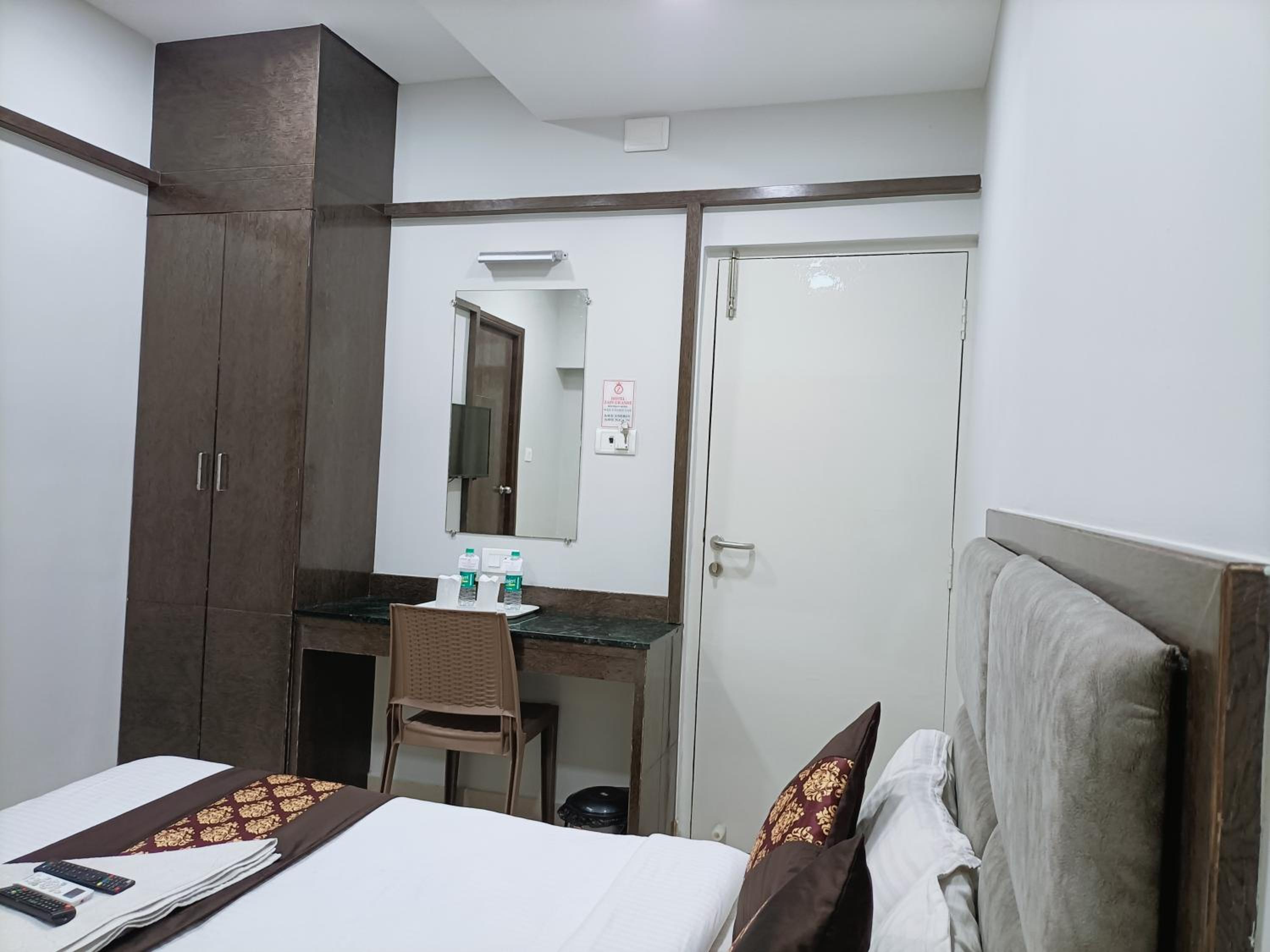 Deluxe Double Room (2 Adults + 1 Child) - Photo 5