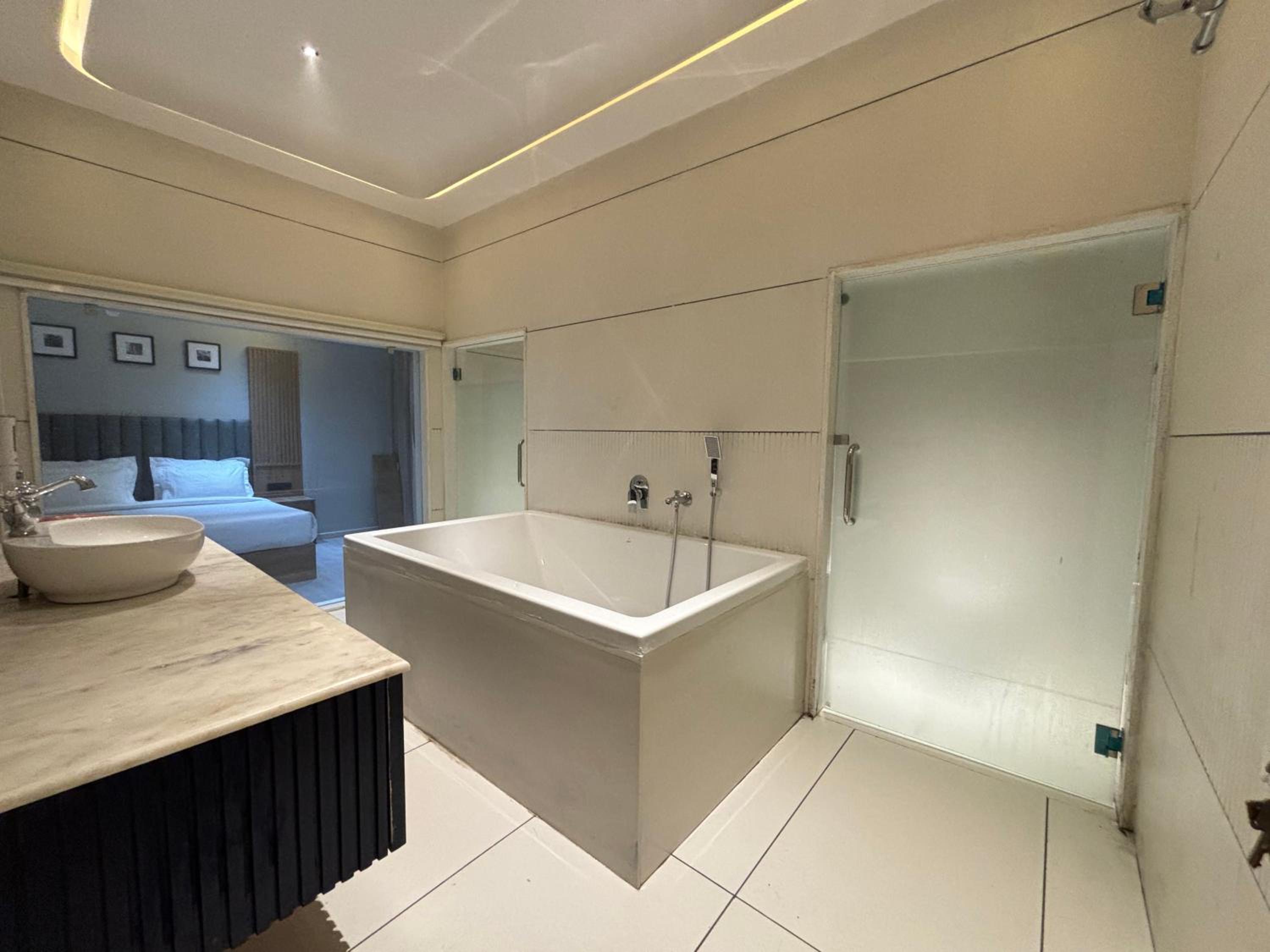 Suite with Hot Tub photo 3