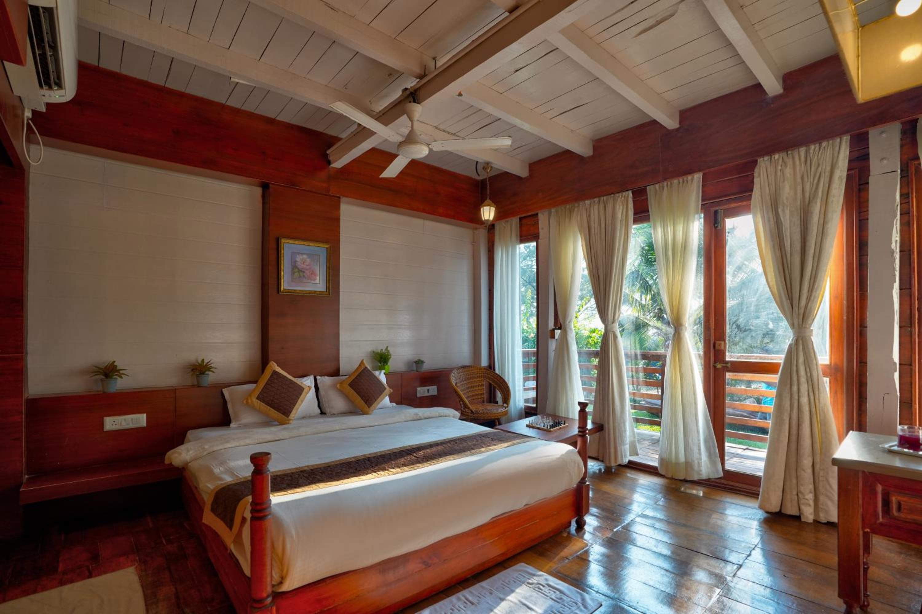 Wooden Cottage with Pool View  - Photo 1