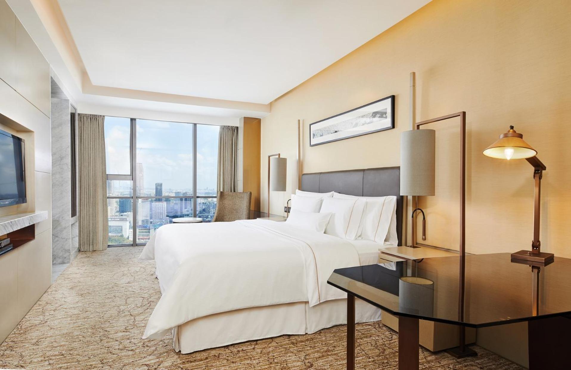 Westin Club King, Club level, Guest room, 1 King, City view