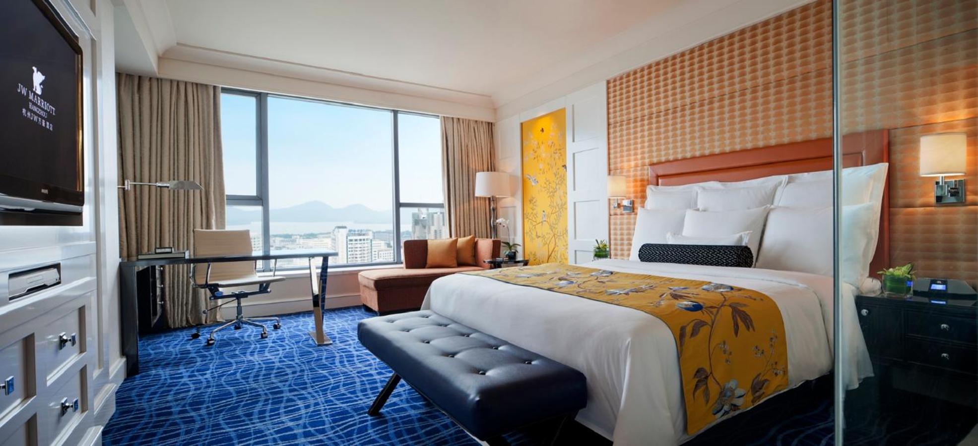 Executive King Room with Lake View - Executive Lounge Access - Photo 1