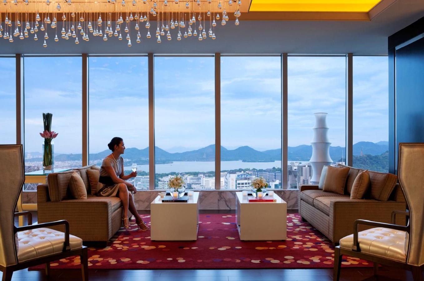 Executive King Room with Lake View - Executive Lounge Access - Photo 2