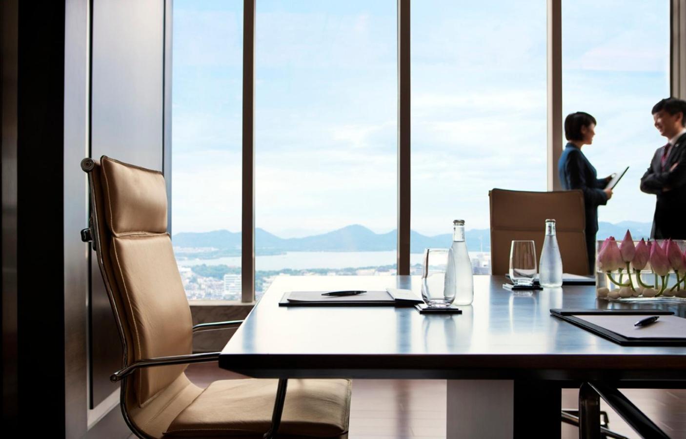 Executive King Room with Lake View - Executive Lounge Access - Photo 4