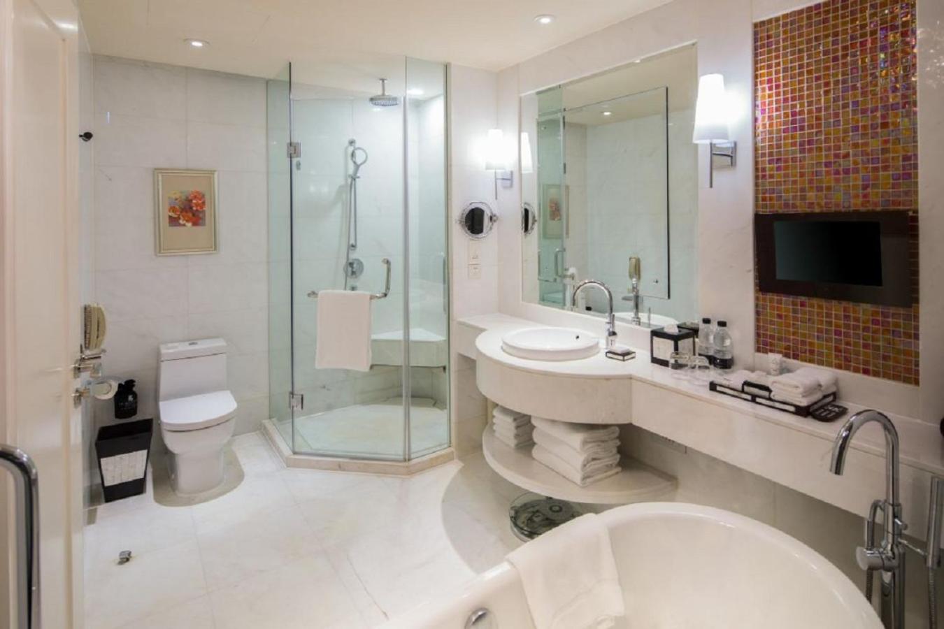 Executive King Room with Lake View - Executive Lounge Access - Photo 3