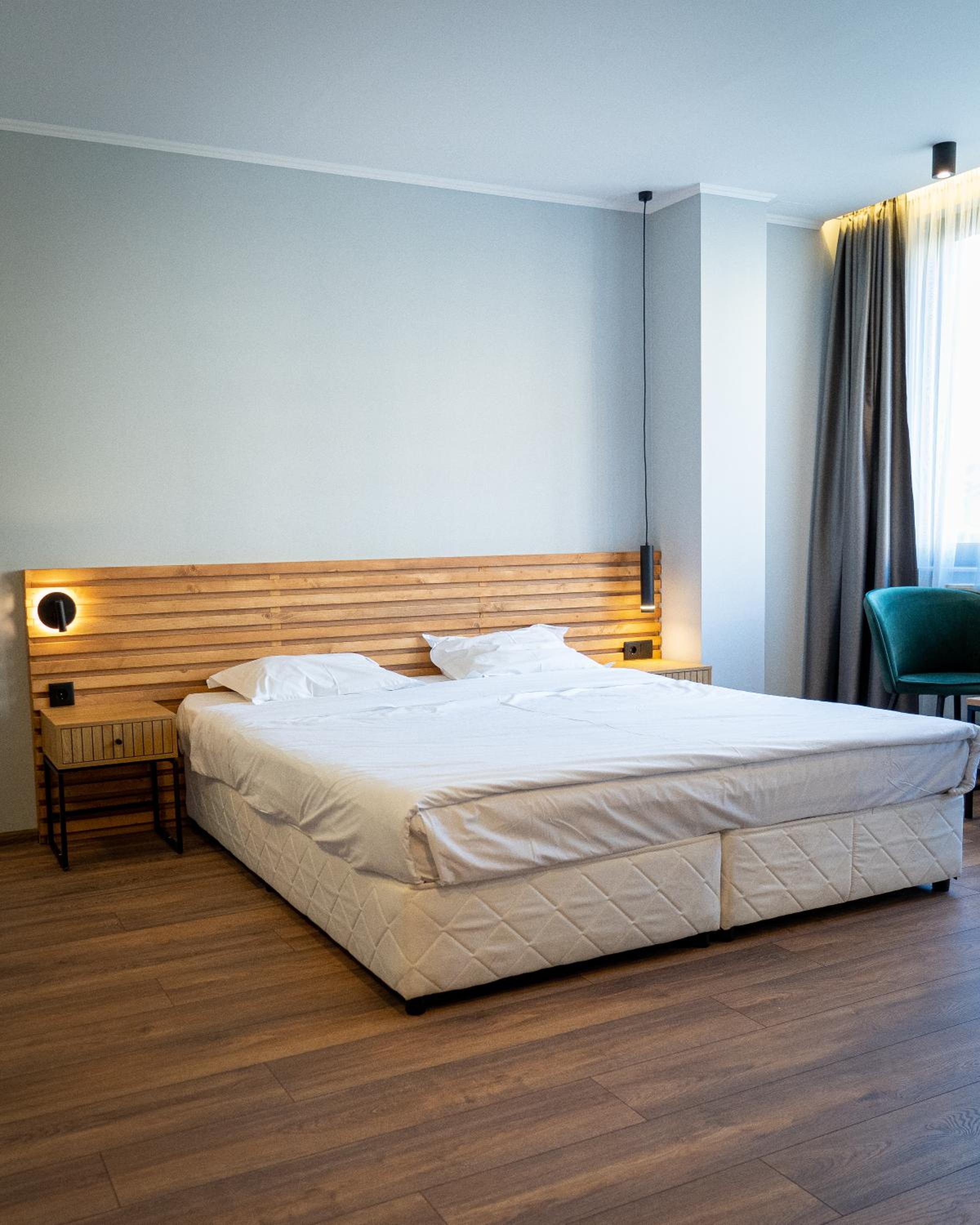 Deluxe Double Room with Balcony - Photo 5