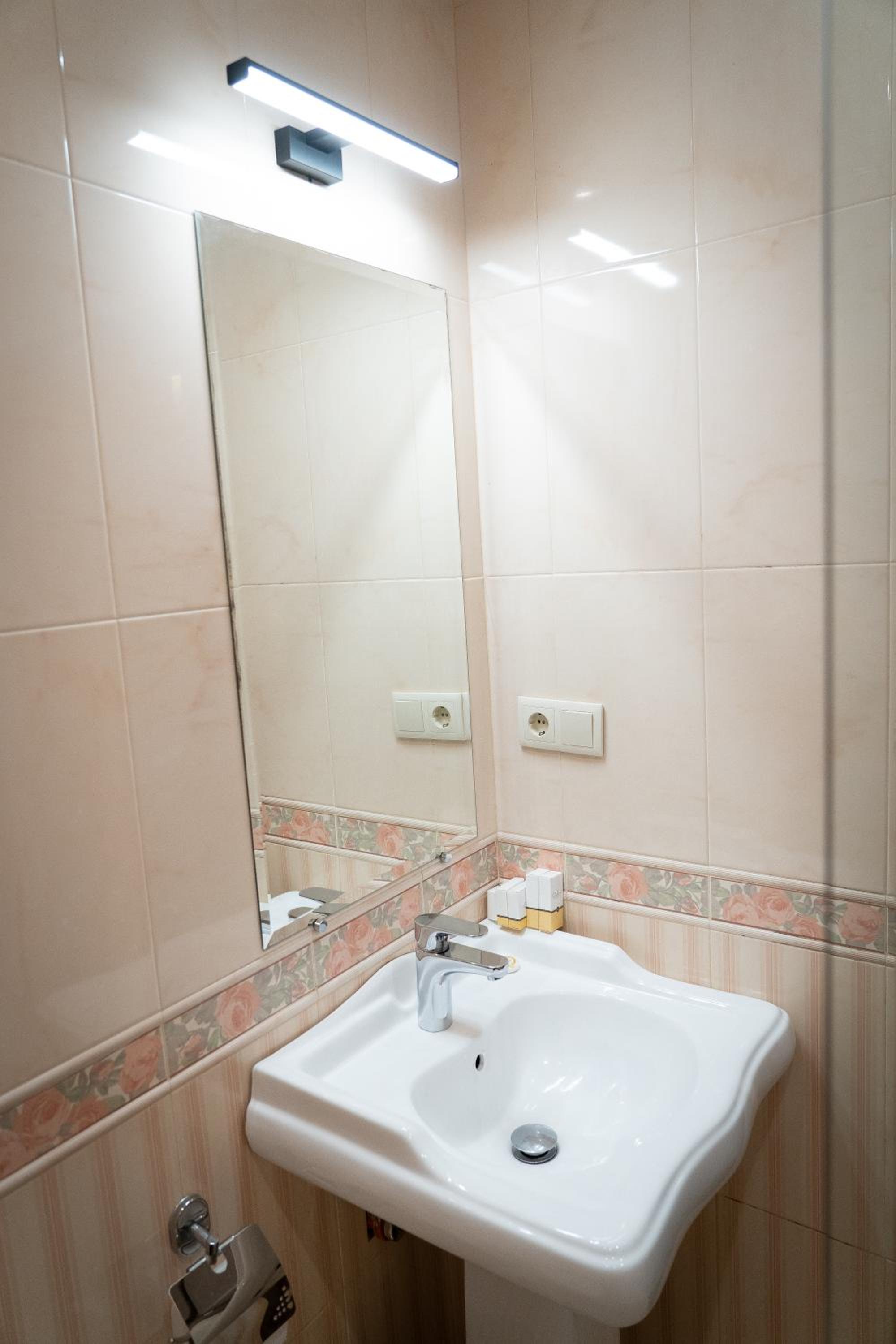 Deluxe Double Room with Balcony - Photo 10